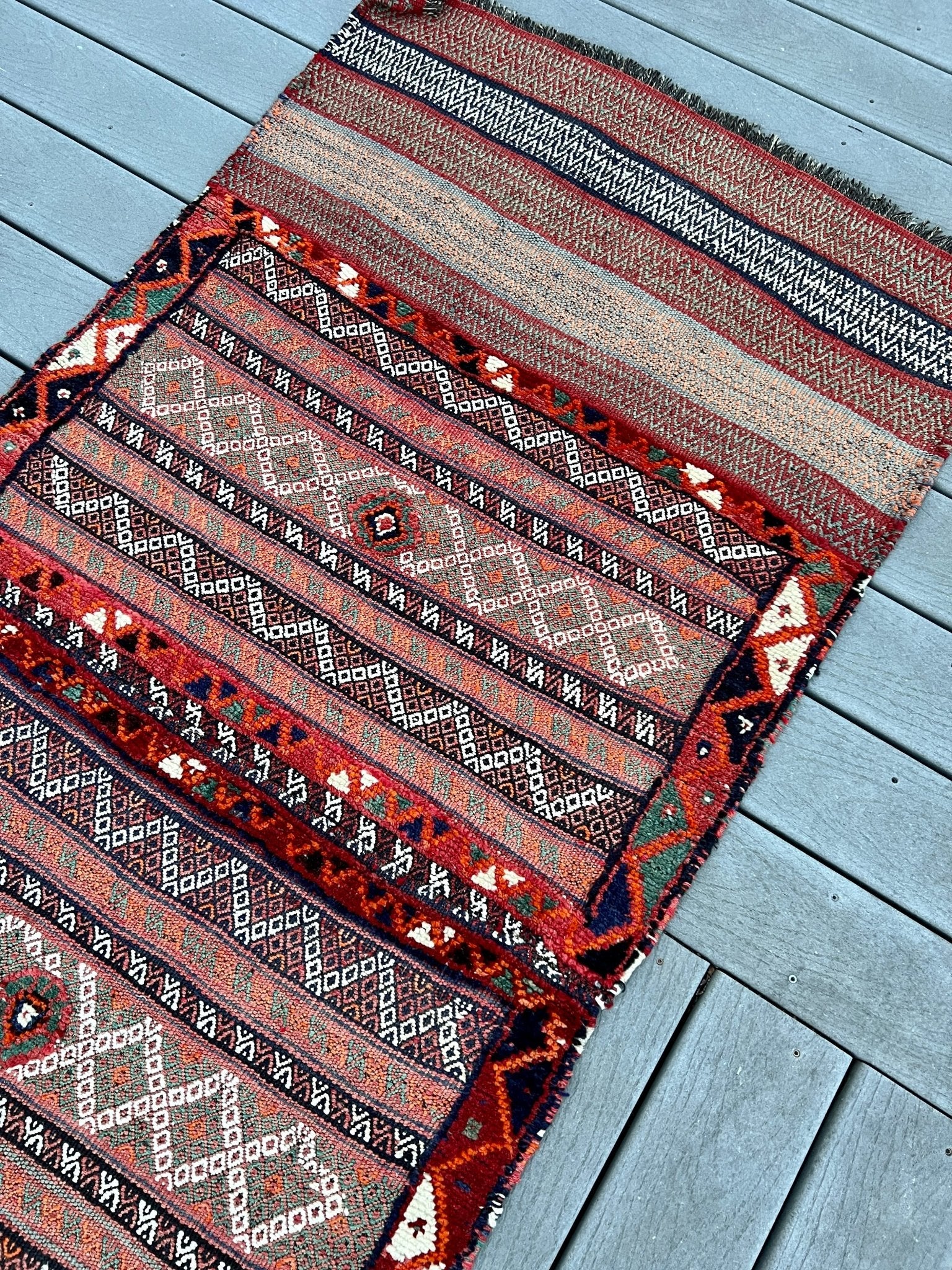 Bakhtiari Persian small runner Oriental rug shop san francisco bay area. Buy oriental rug online shopping canada california.