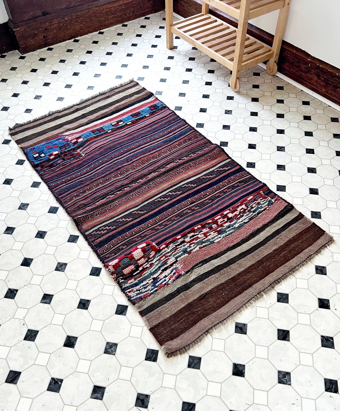 bakhtiari saddle bag persian rug. Small oriental rug wall hanging. Vintage rug store berkeley san francisco bay area.