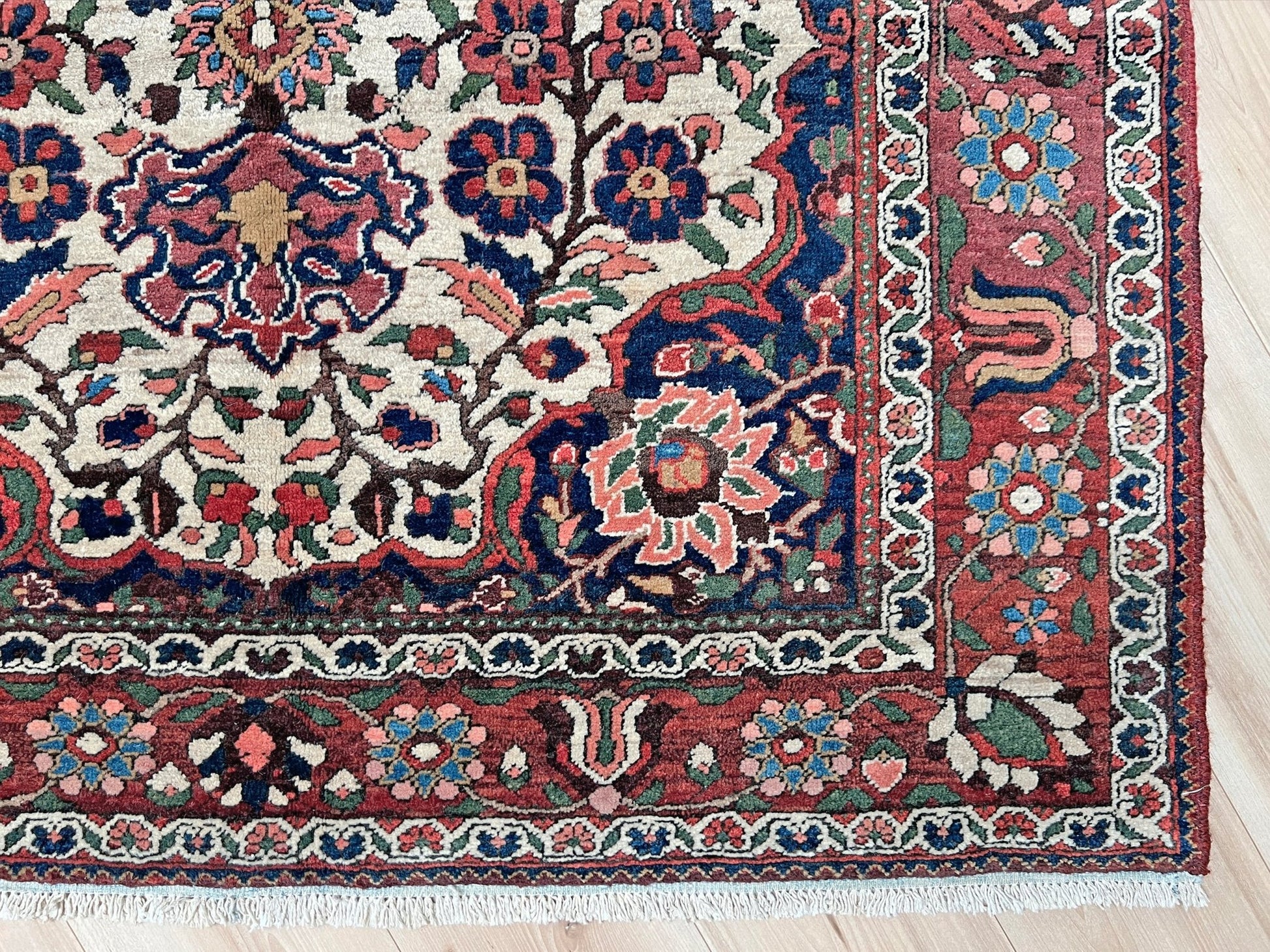 Floral Bakhtiari vintage persian rug shop palo alto. Oriental rug San Francisco Bay Area. Buy handmade wool rug.