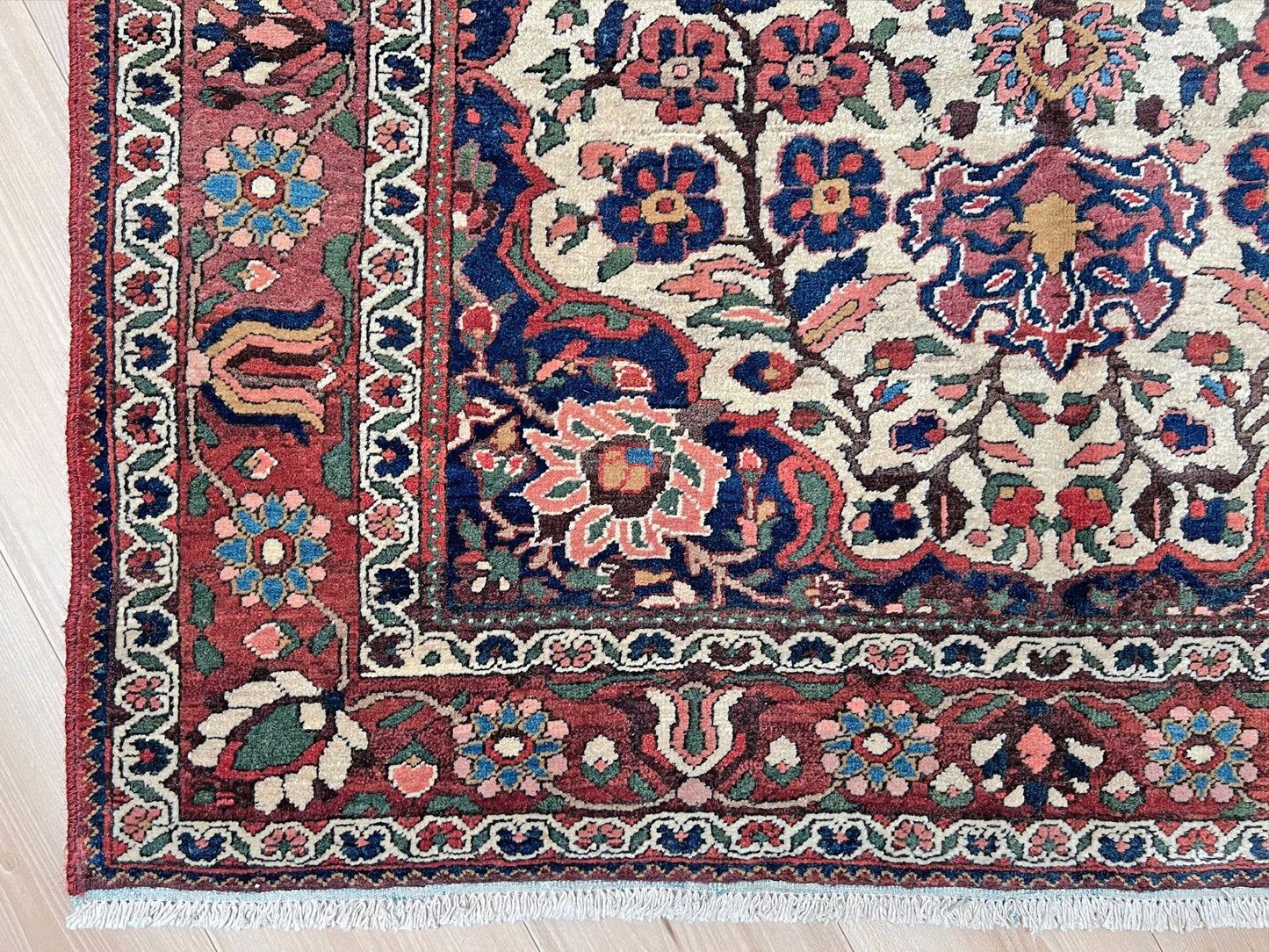 Floral Bakhtiari vintage persian rug shop palo alto. Oriental rug San Francisco Bay Area. Buy handmade wool rug.