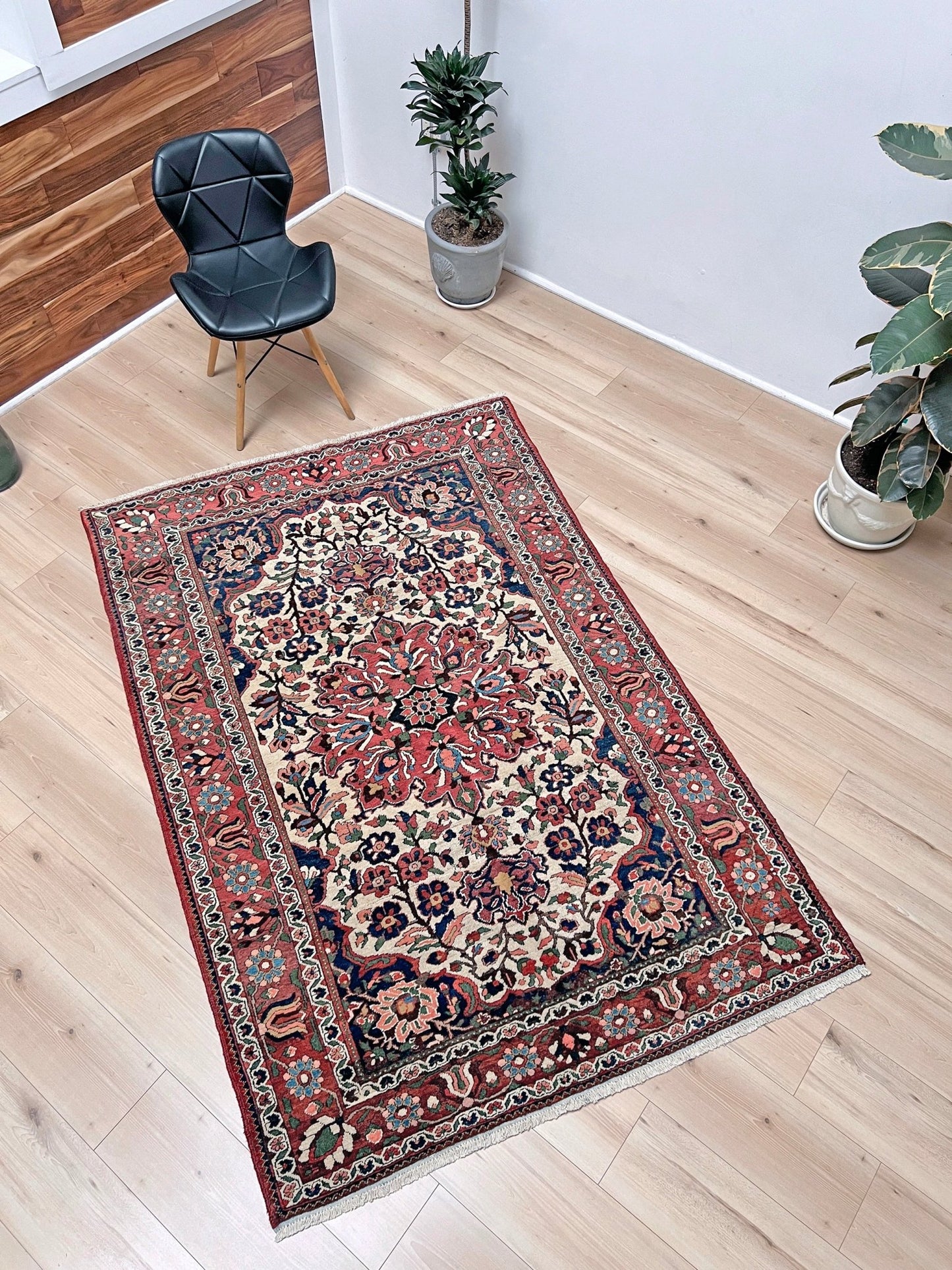 Floral Bakhtiari vintage persian rug shop palo alto. Oriental rug San Francisco Bay Area. Buy handmade wool rug.