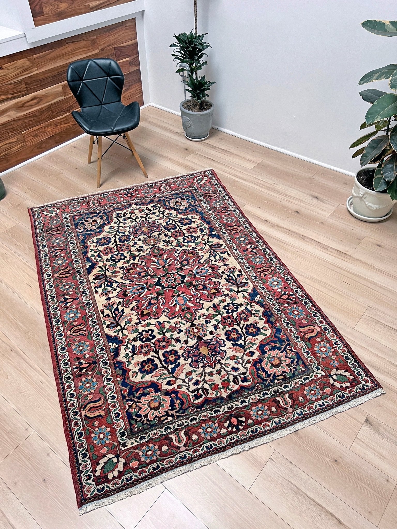 Floral Bakhtiari vintage persian rug shop palo alto. Oriental rug San Francisco Bay Area. Buy handmade wool rug.