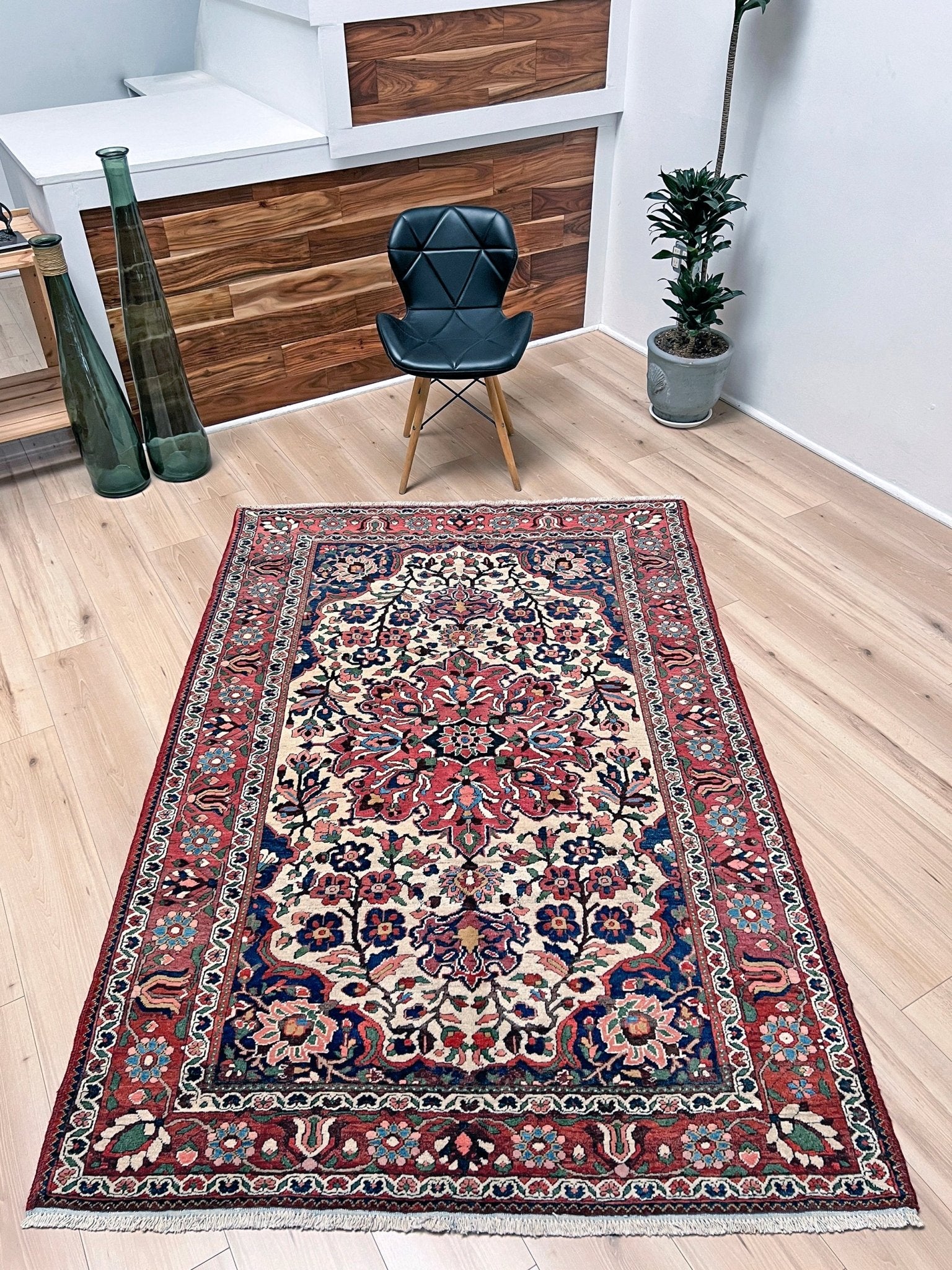 Floral Bakhtiari vintage persian rug shop palo alto. Oriental rug San Francisco Bay Area. Buy handmade wool rug.