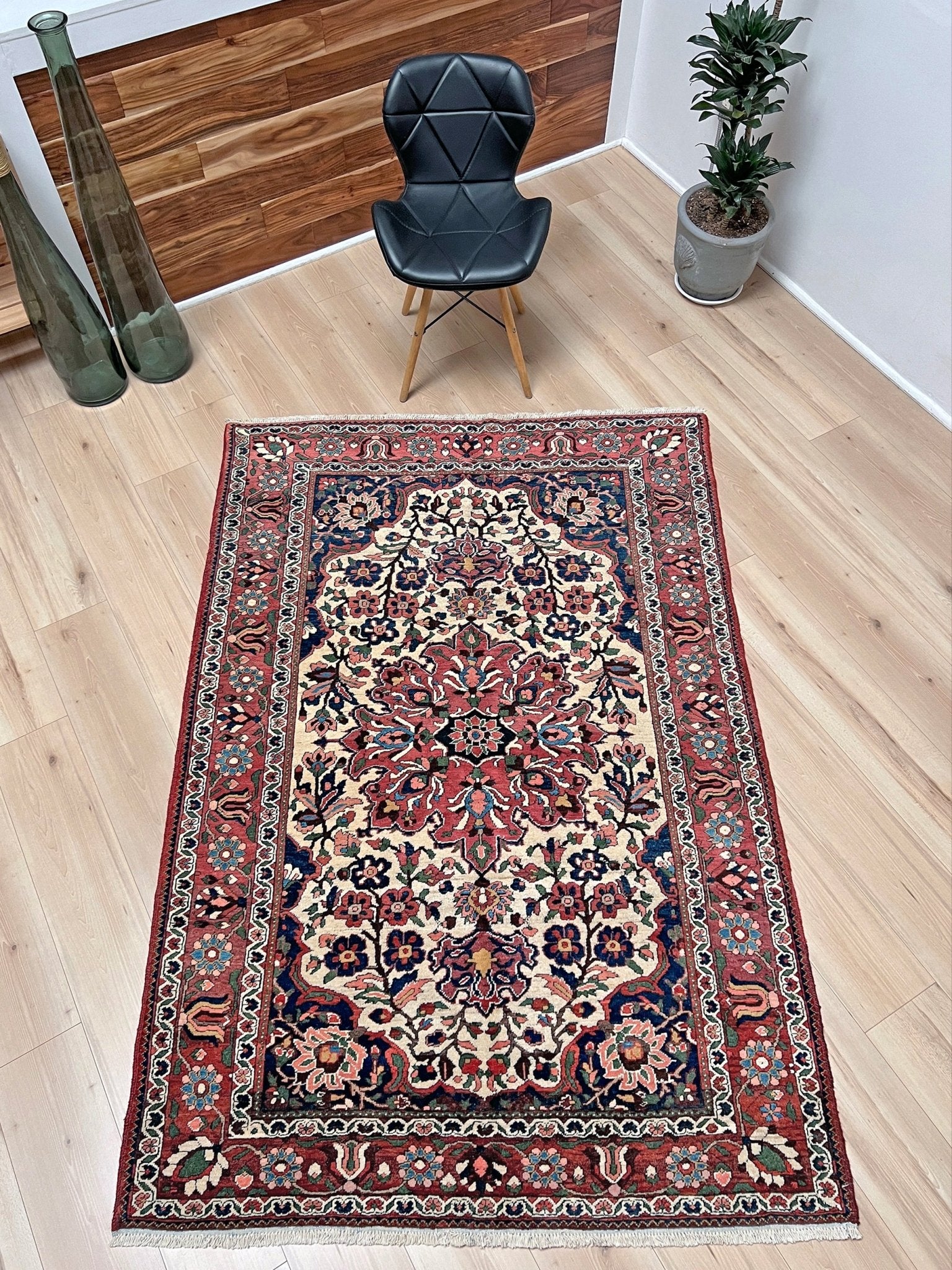 Floral Bakhtiari vintage persian rug shop palo alto. Oriental rug San Francisco Bay Area. Buy handmade wool rug.