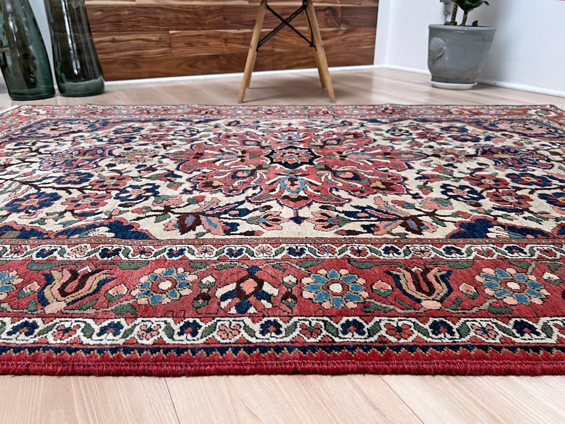 Floral Bakhtiari vintage persian rug shop palo alto. Oriental rug San Francisco Bay Area. Buy handmade wool rug.