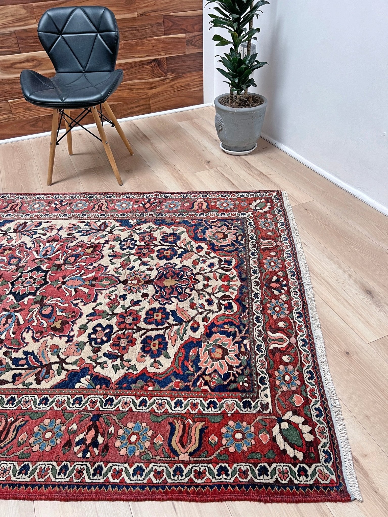 Floral Bakhtiari vintage persian rug shop palo alto. Oriental rug San Francisco Bay Area. Buy handmade wool rug.