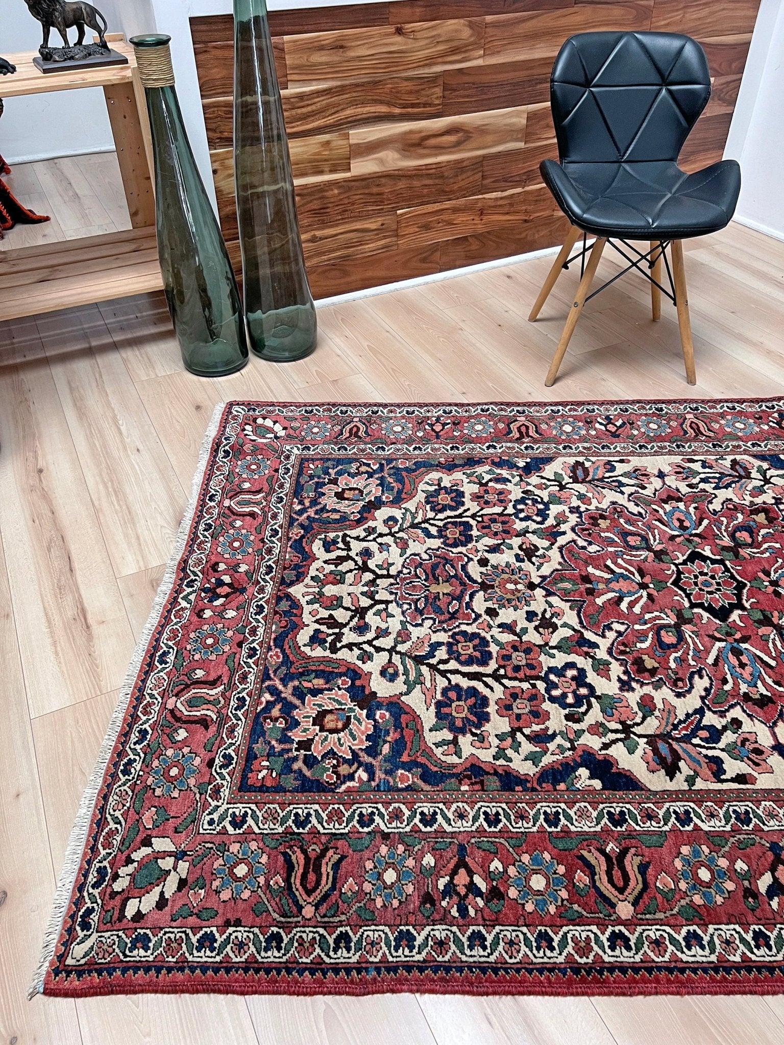 Floral Bakhtiari vintage persian rug shop palo alto. Oriental rug San Francisco Bay Area. Buy handmade wool rug.