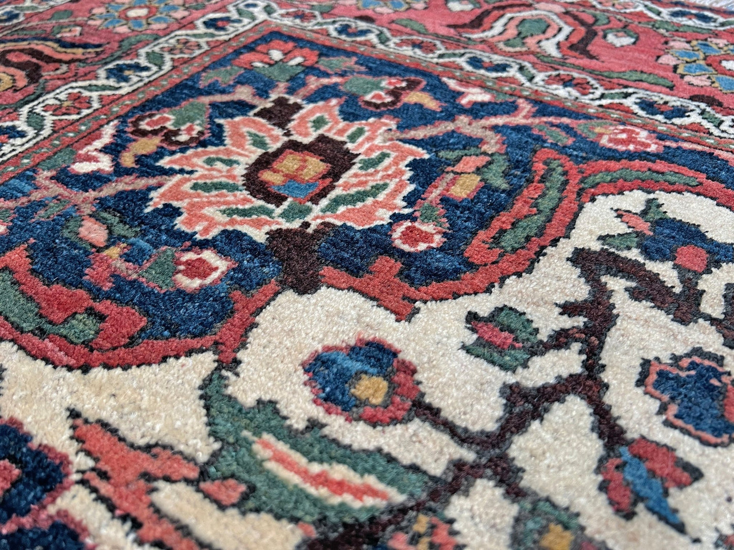 Floral Bakhtiari vintage persian rug shop palo alto. Oriental rug San Francisco Bay Area. Buy handmade wool rug.