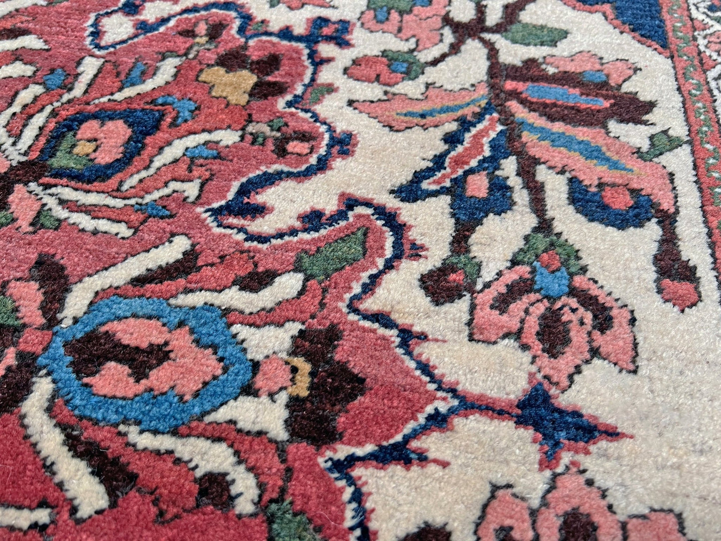 Floral Bakhtiari vintage persian rug shop palo alto. Oriental rug San Francisco Bay Area. Buy handmade wool rug.