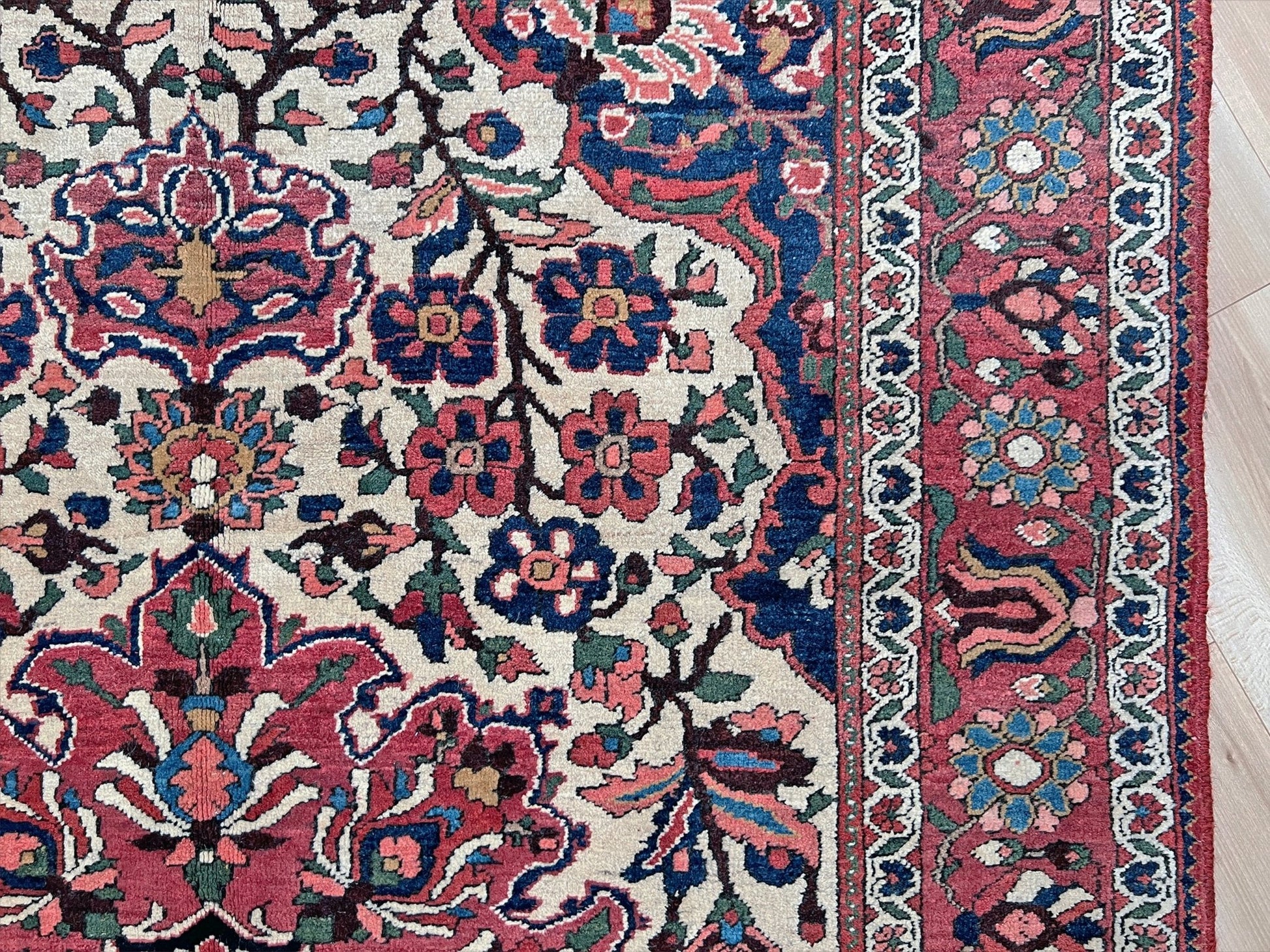 Floral Bakhtiari vintage persian rug shop palo alto. Oriental rug San Francisco Bay Area. Buy handmade wool rug.