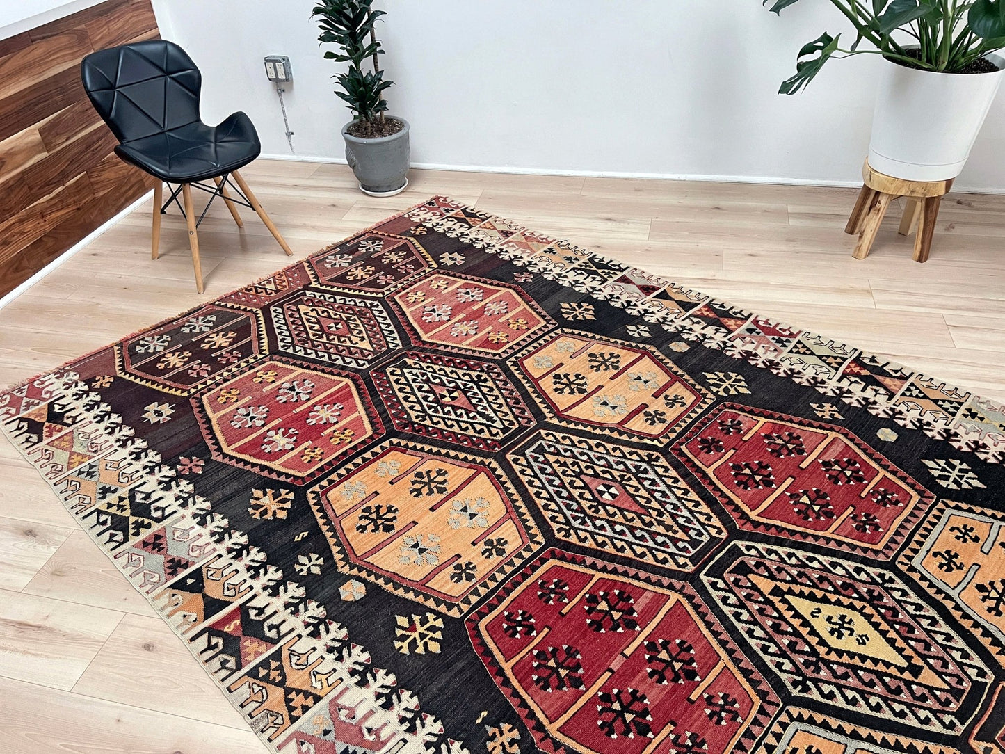 Sarkisla turkish kilim rug shop san francisco bay area. Handmade wool rug for bohemian tribal design. Buy handmade wool rug online.