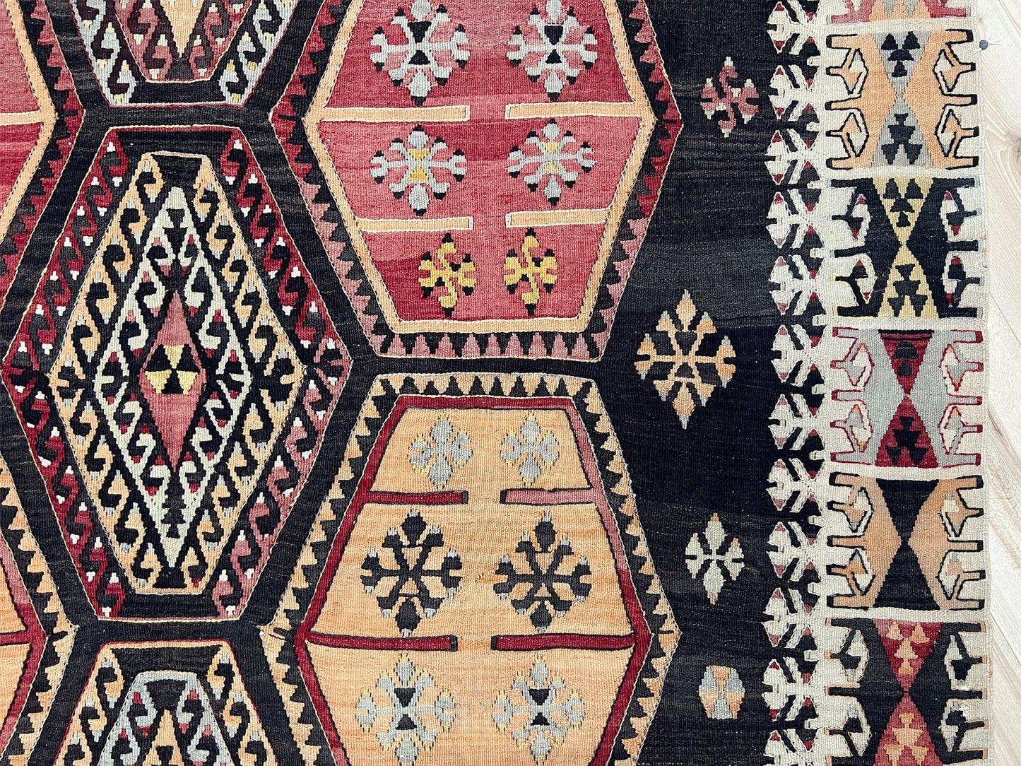 Sarkisla turkish kilim rug shop san francisco bay area. Handmade wool rug for bohemian tribal design. Buy handmade wool rug online.