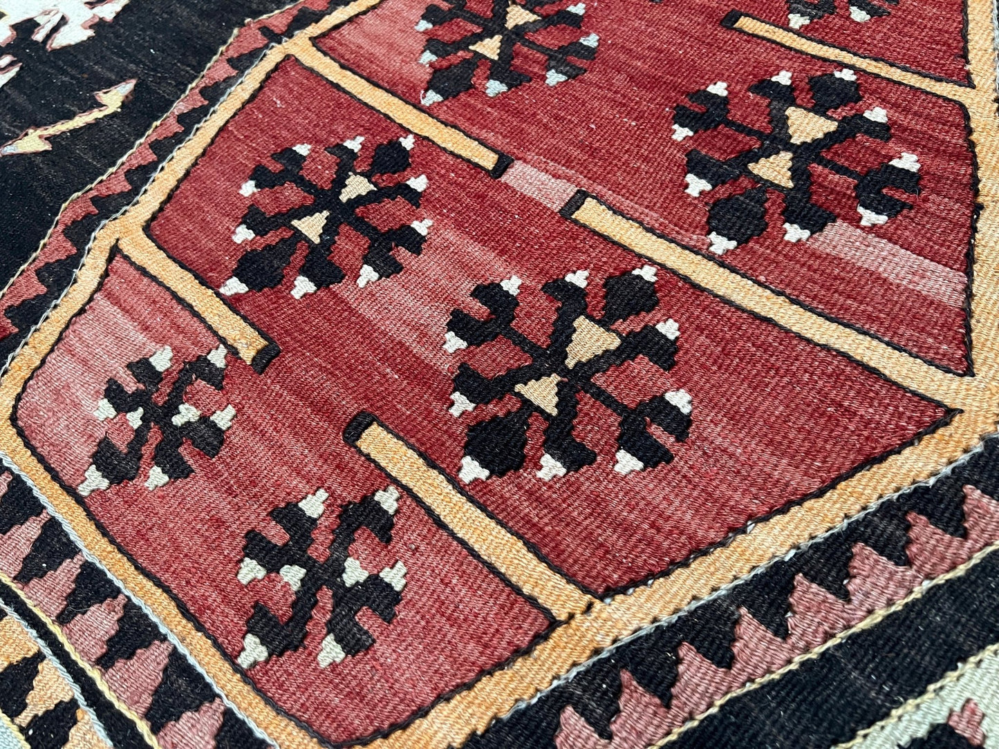 Sarkisla turkish kilim rug shop san francisco bay area. Handmade wool rug for bohemian tribal design. Buy handmade wool rug online.