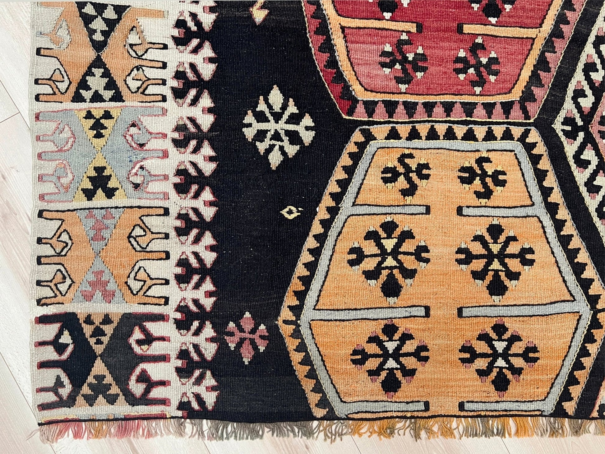 Sarkisla turkish kilim rug shop san francisco bay area. Handmade wool rug for bohemian tribal design. Buy handmade wool rug online.