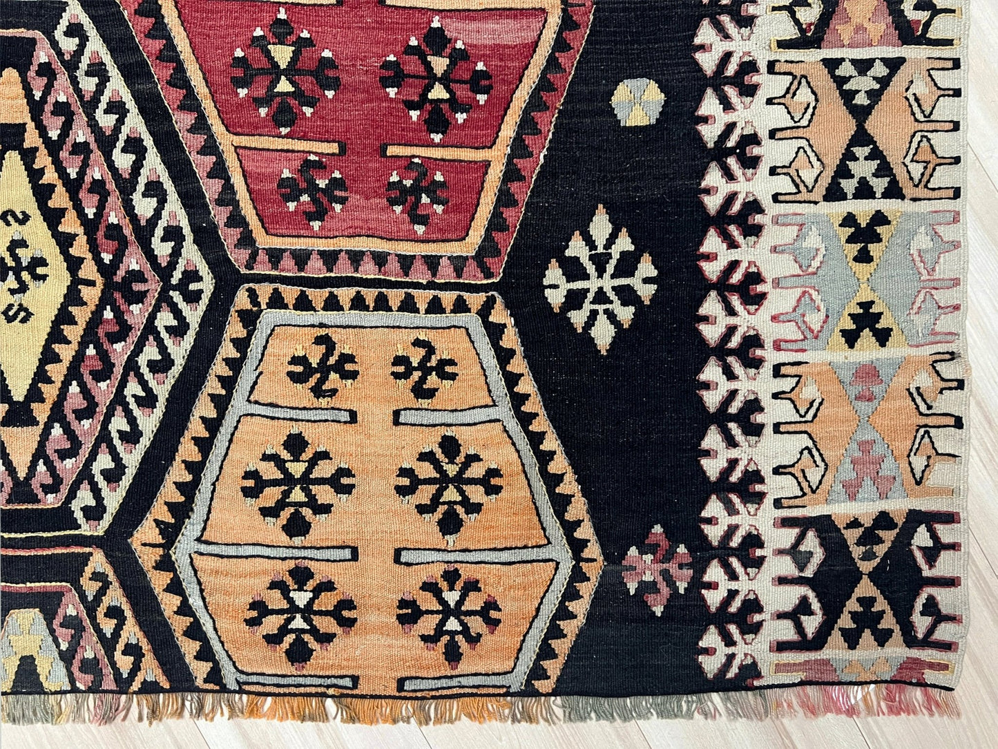 Sarkisla turkish kilim rug shop san francisco bay area. Handmade wool rug for bohemian tribal design. Buy handmade wool rug online.