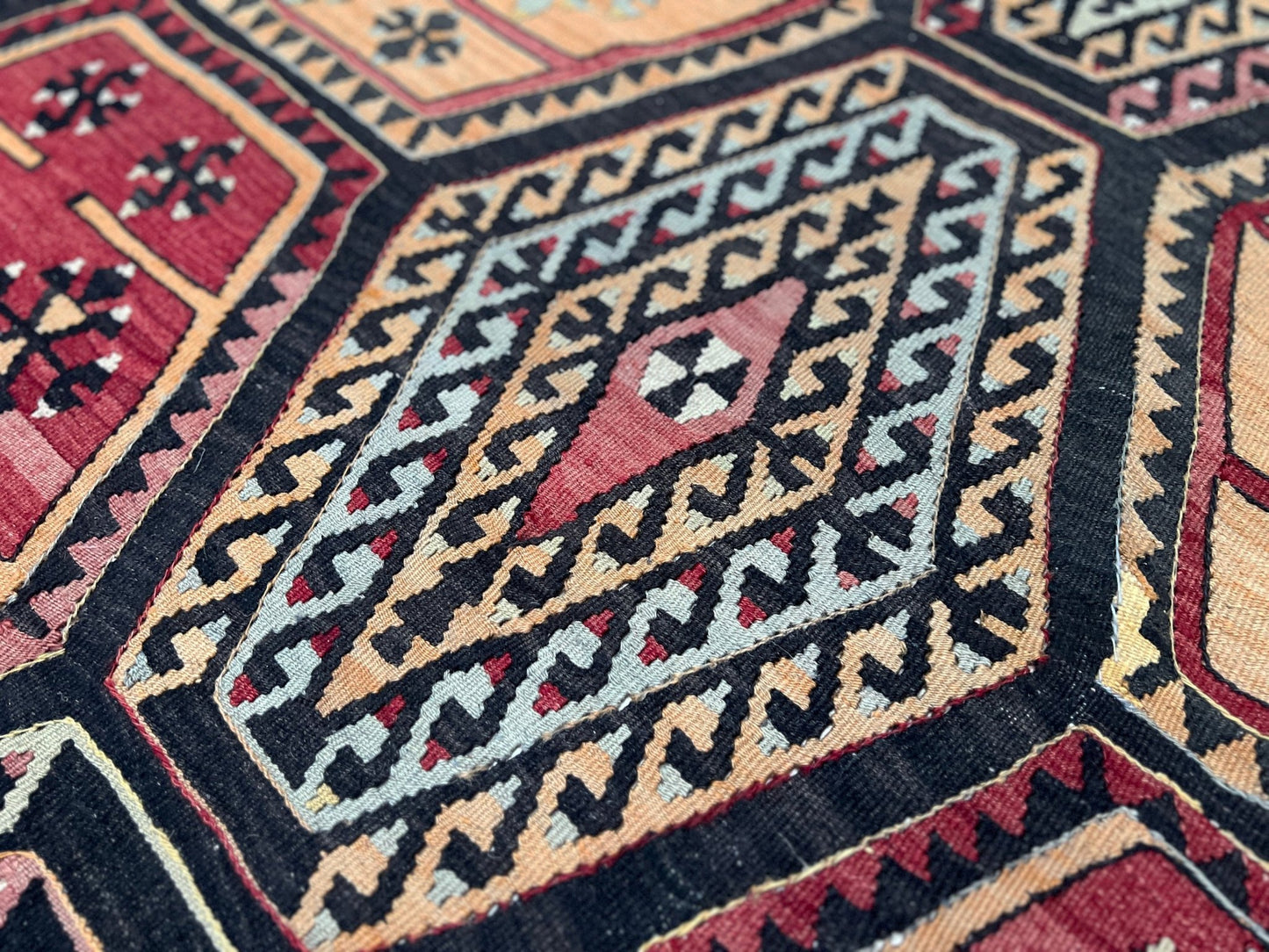 Sarkisla turkish kilim rug shop san francisco bay area. Handmade wool rug for bohemian tribal design. Buy handmade wool rug online.