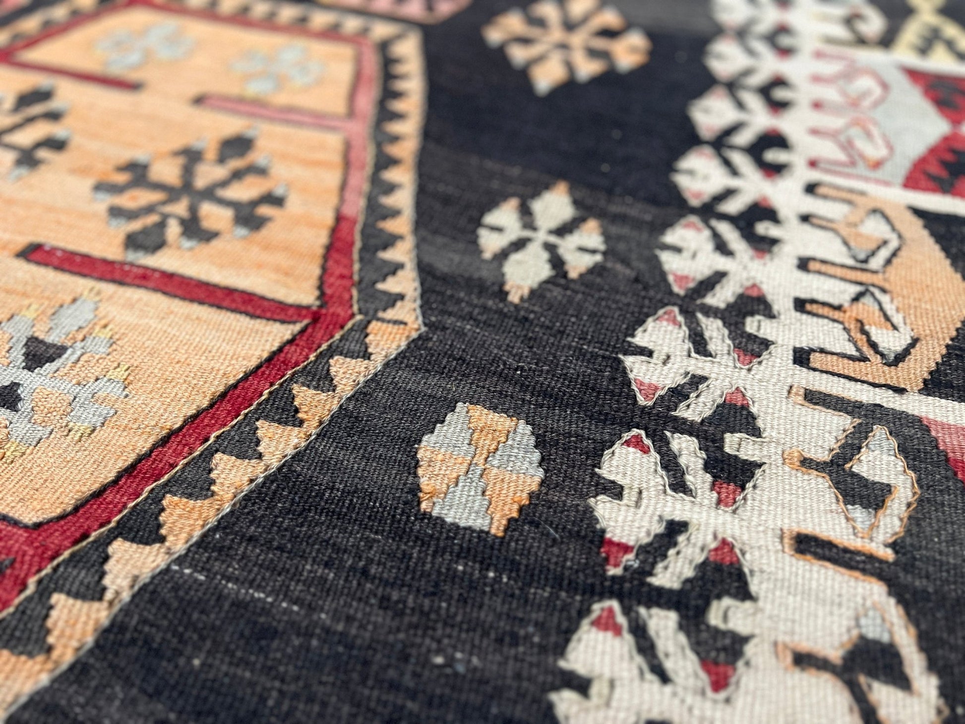 Sarkisla turkish kilim rug shop san francisco bay area. Handmade wool rug for bohemian tribal design. Buy handmade wool rug online.