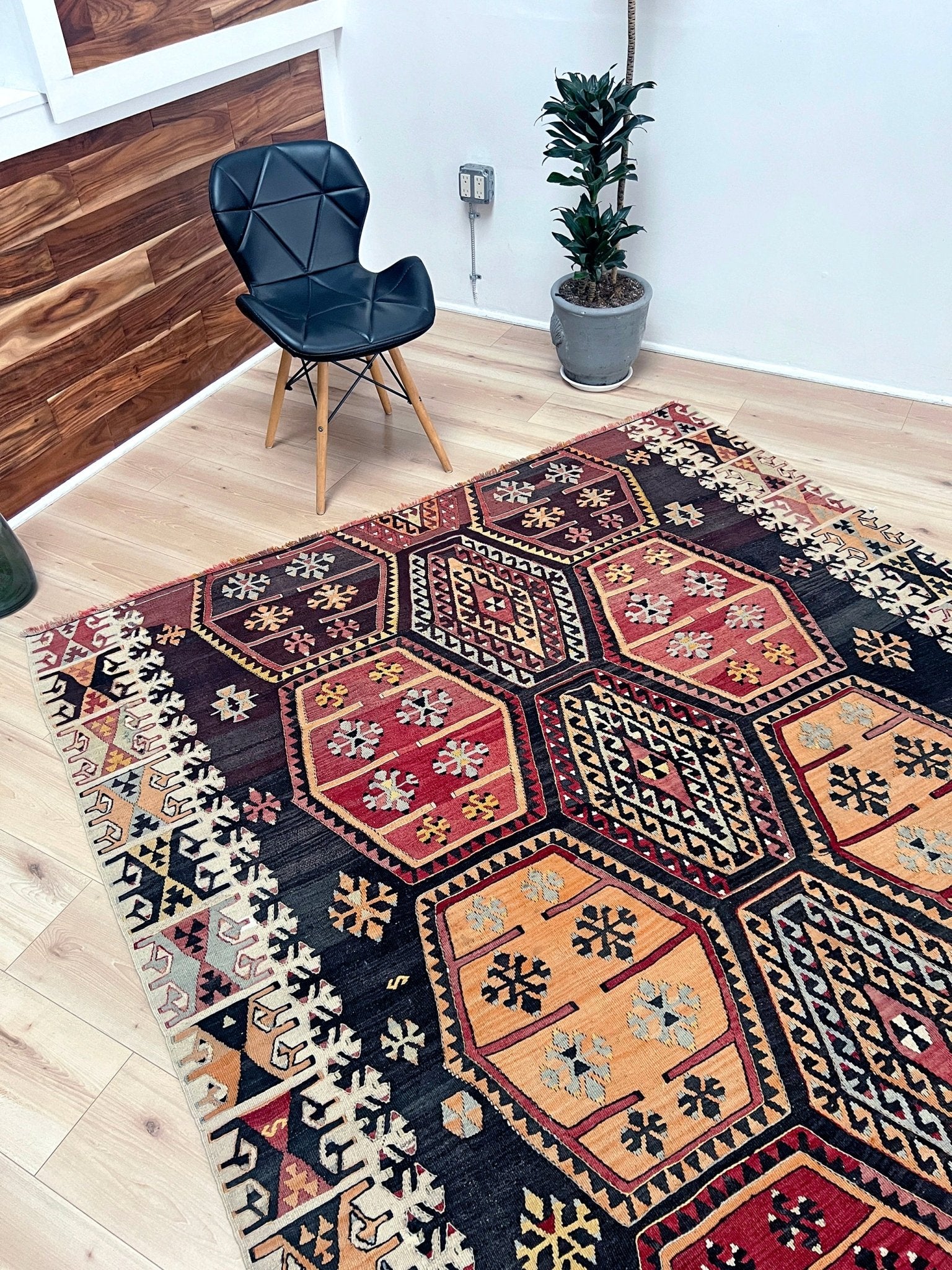 Sarkisla turkish kilim rug shop san francisco bay area. Handmade wool rug for bohemian tribal design. Buy handmade wool rug online.