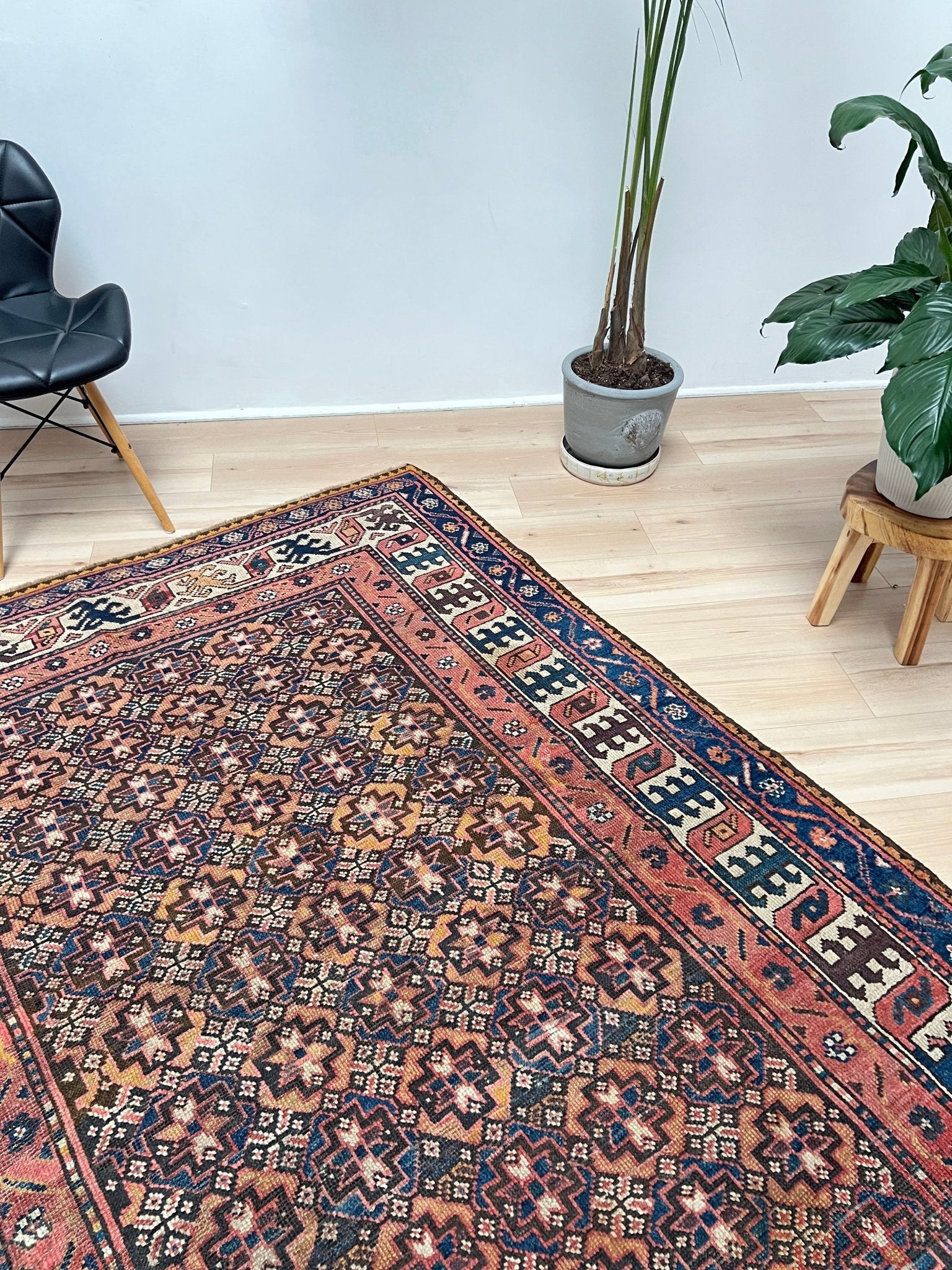 Kharaghan antique tribal persian Oriental rug shop San Francisco Bay Area. Handmade wool rug. Buy oriental rug online.