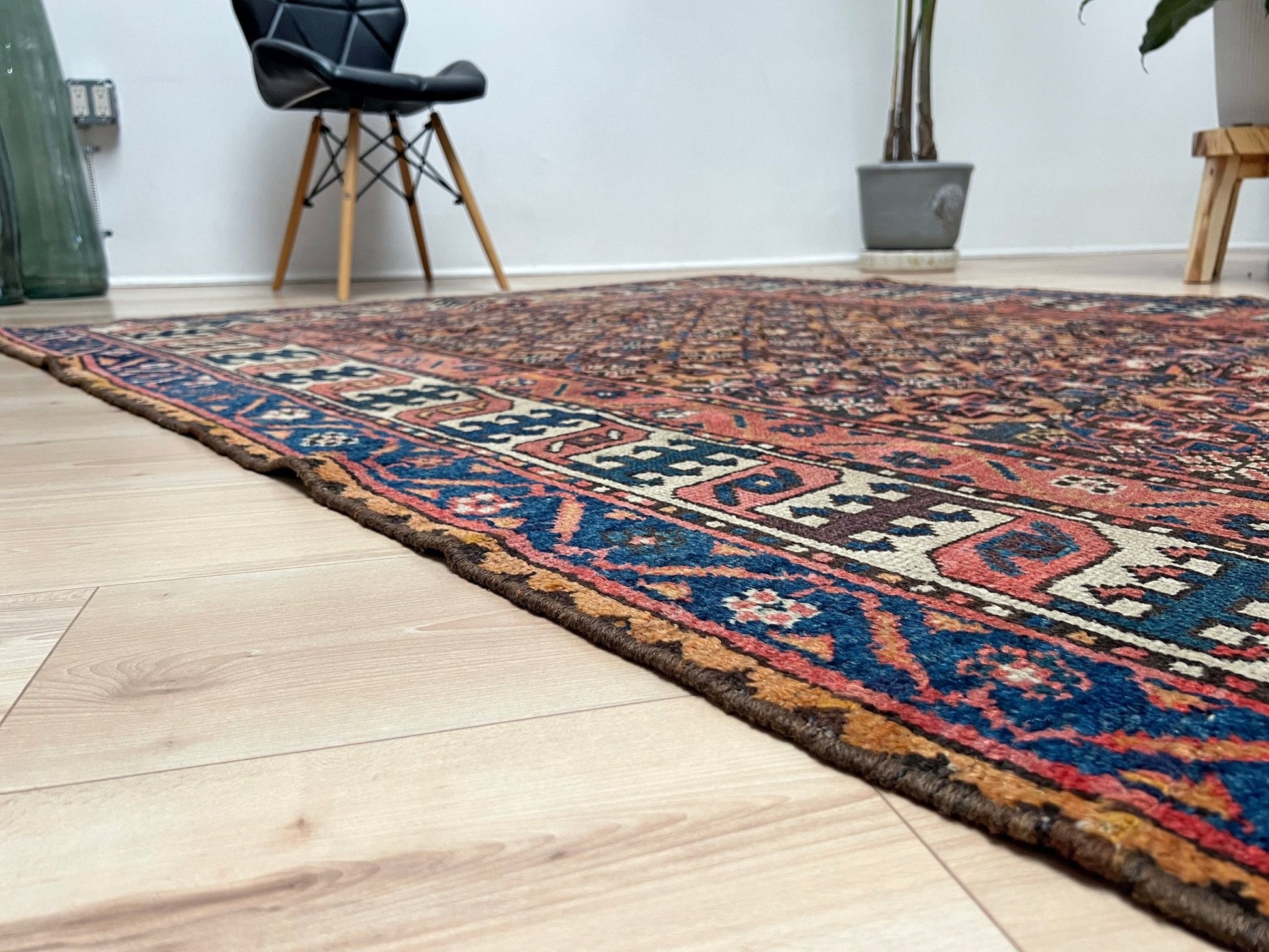 Kharaghan antique tribal persian Oriental rug shop San Francisco Bay Area. Handmade wool rug. Buy oriental rug online.