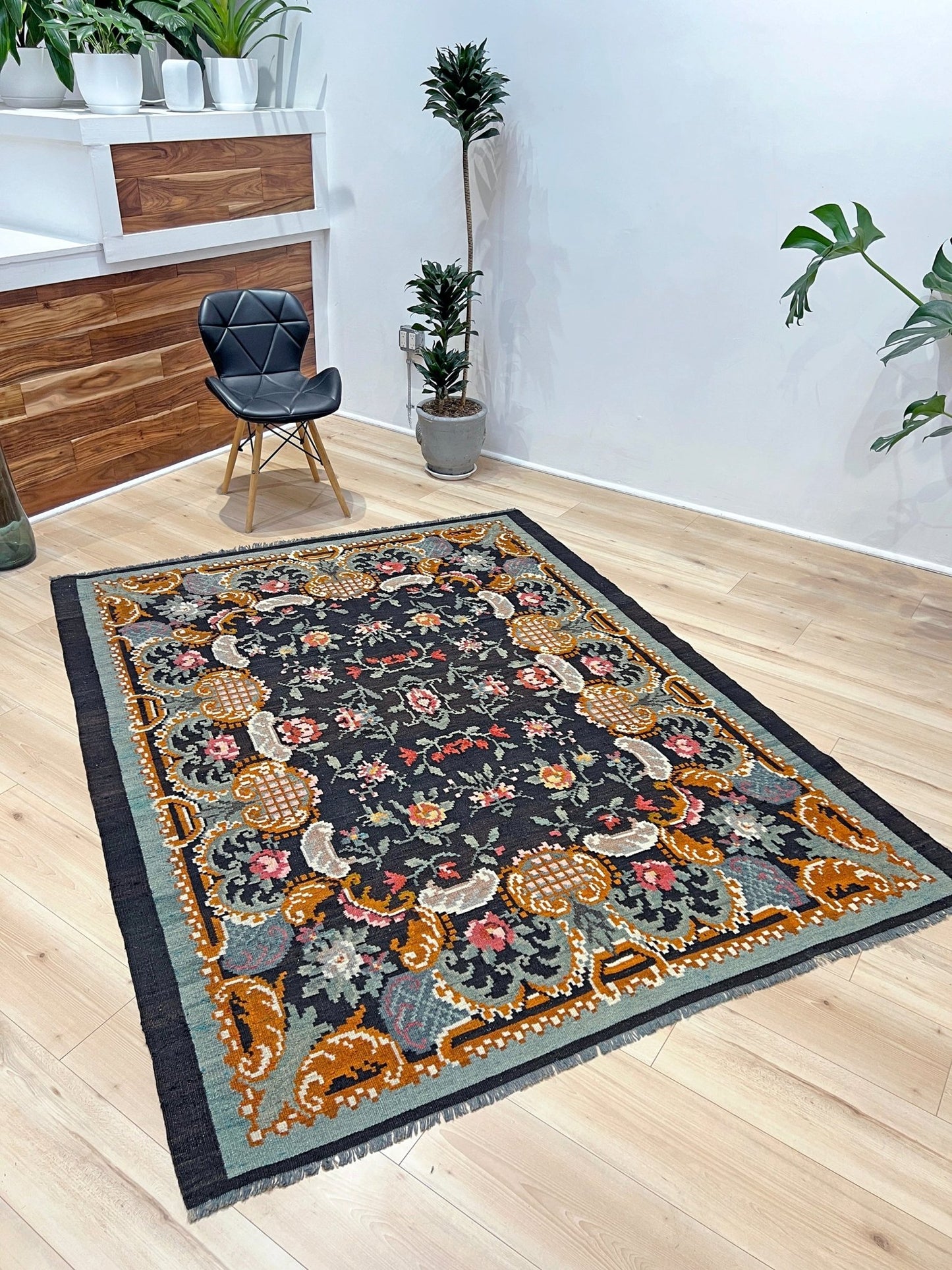 Rose kilim handmade moldovan rug. Wool floral rug for living room, bedroom, kitchen, nursery. Oriental rug shop san francisco bay area.