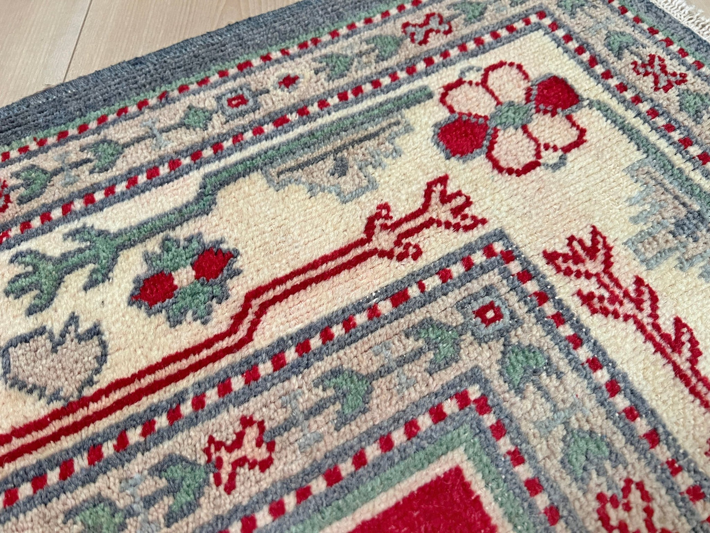 Vintage caucasian handmade rug. 5x7 scatter wool rug Oriental rug shop san francisco bay area. Buy vintage rug online