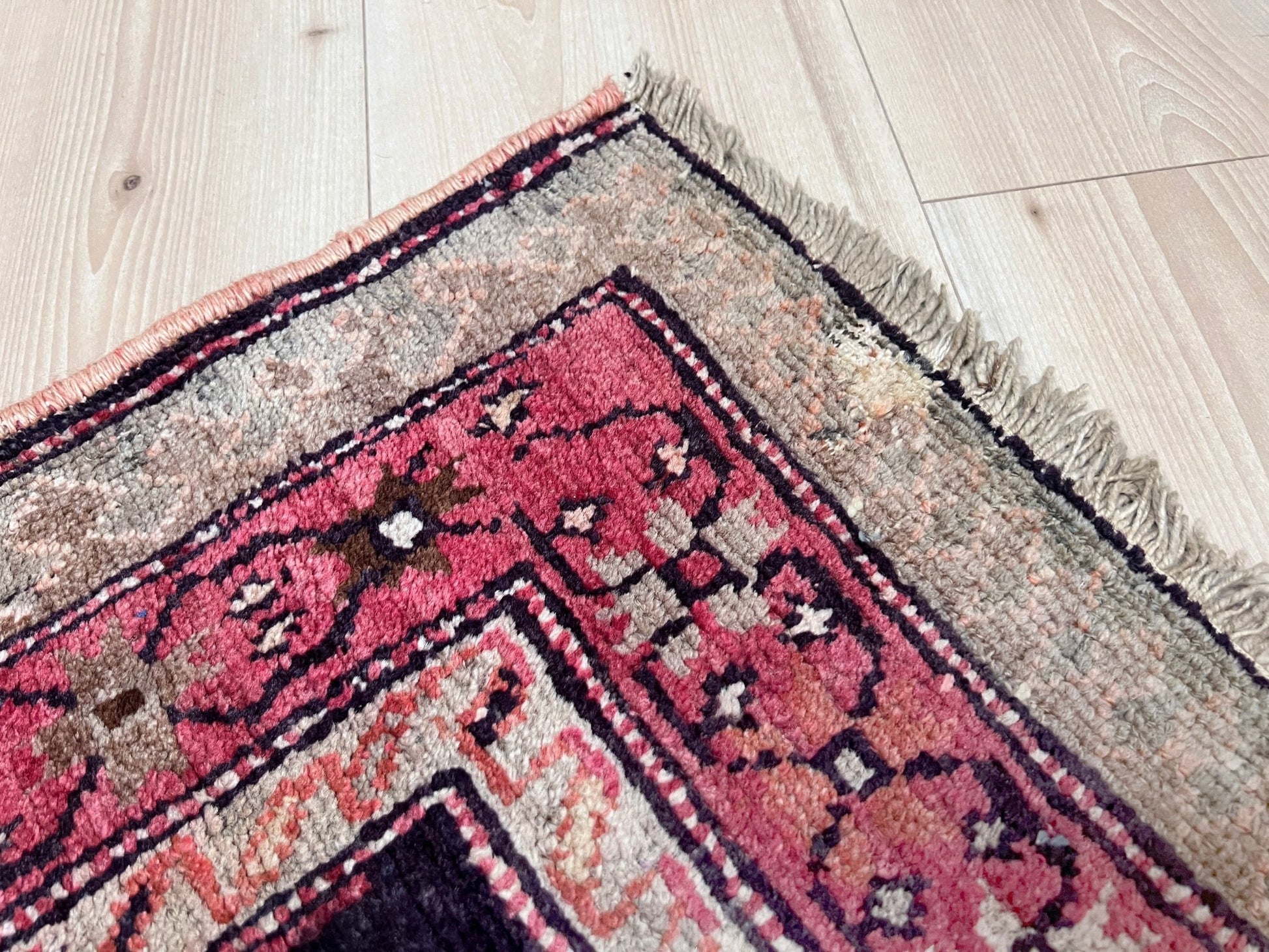 Derbend caucasian vintage rug. Oriental Rug shop San Francisco Bay Area. Vintage rug store around me. Buy handmade rug online