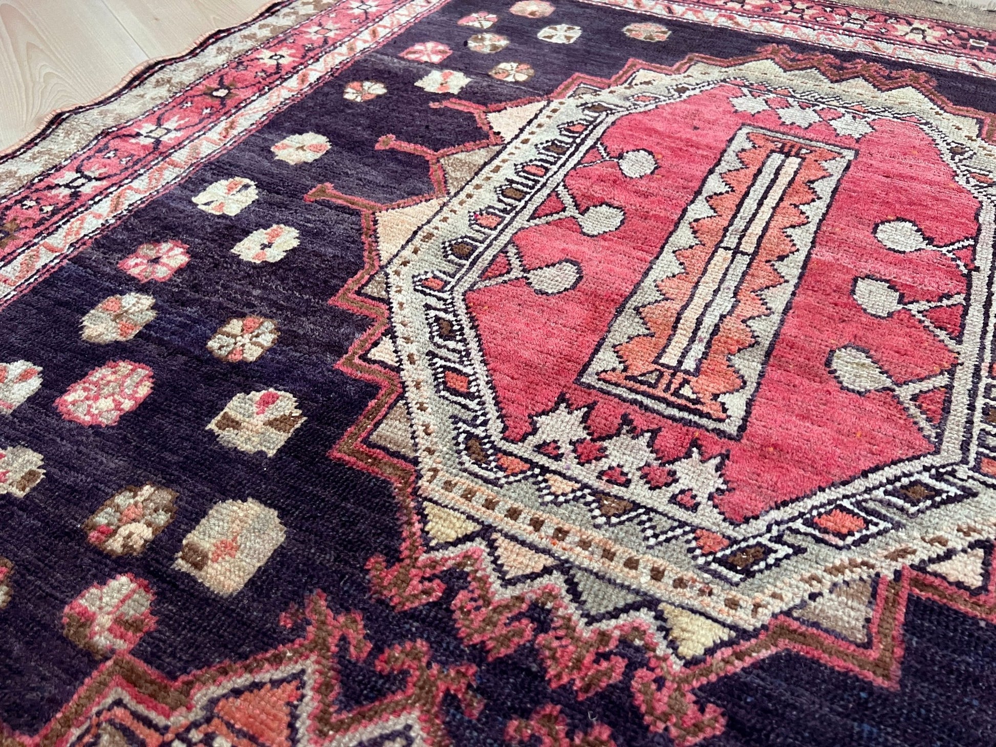 Derbend caucasian vintage rug. Oriental Rug shop San Francisco Bay Area. Vintage rug store around me. Buy handmade rug online