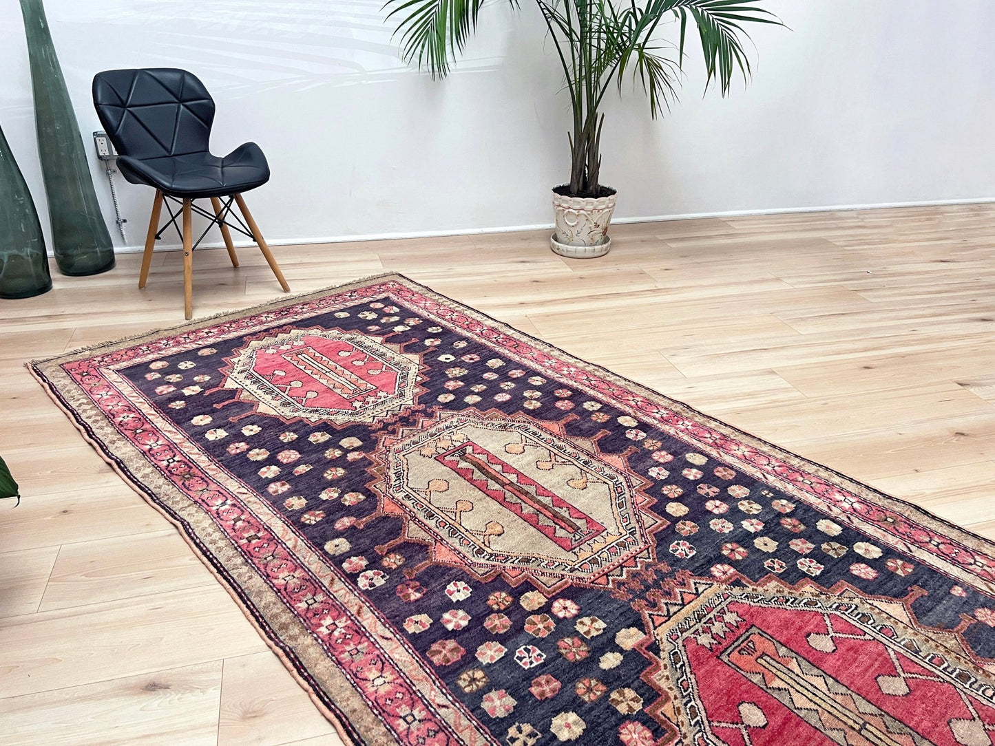 Derbend caucasian vintage rug. Oriental Rug shop San Francisco Bay Area. Vintage rug store around me. Buy handmade rug online