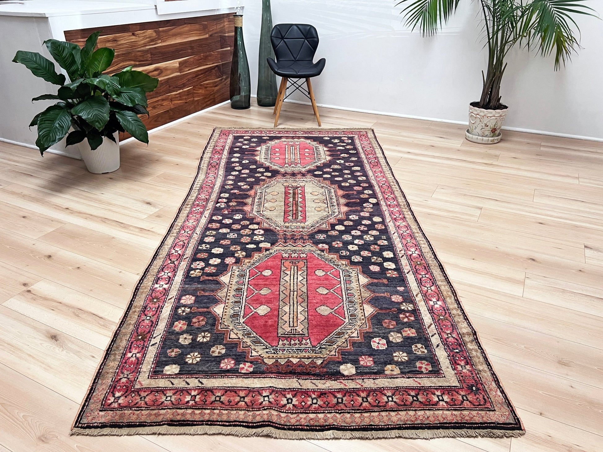 Derbend caucasian vintage rug. Oriental Rug shop San Francisco Bay Area. Vintage rug store around me. Buy handmade rug online