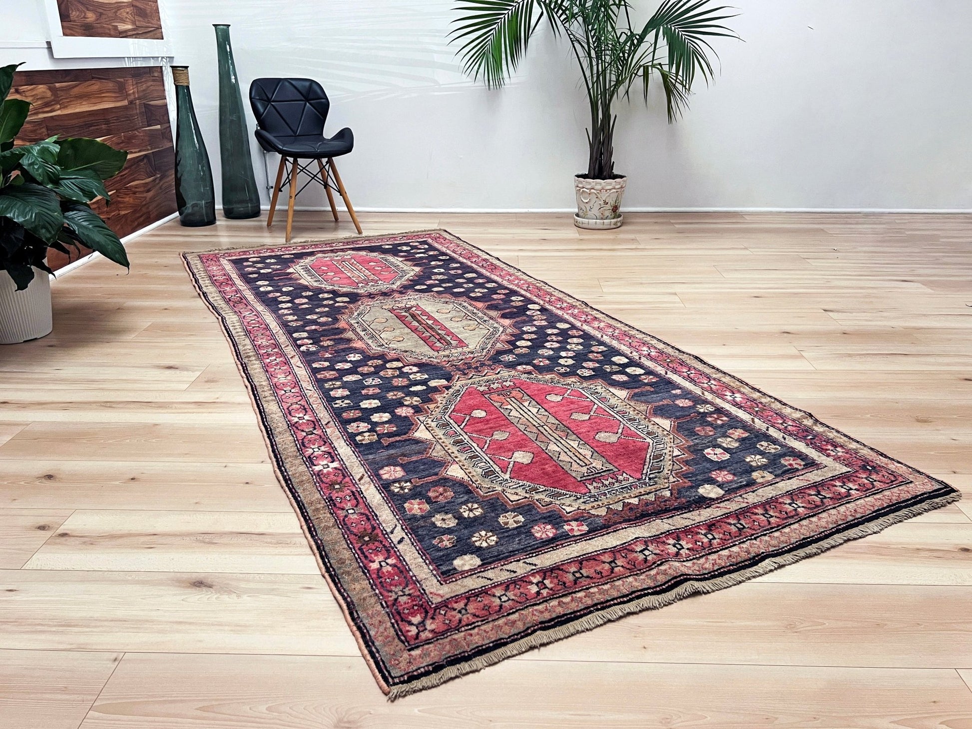 Derbend caucasian vintage rug. Oriental Rug shop San Francisco Bay Area. Vintage rug store around me. Buy handmade rug online