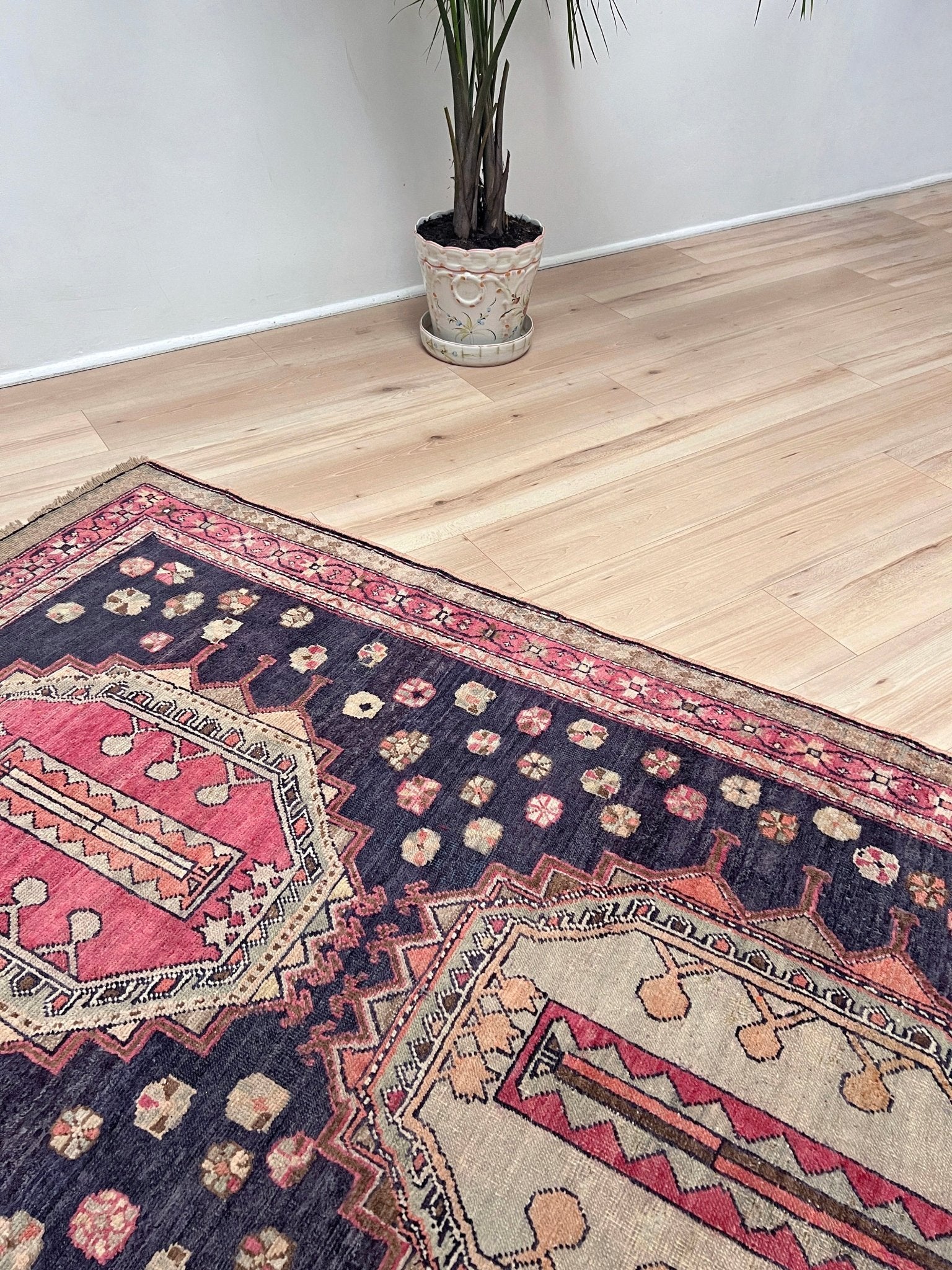 Derbend caucasian vintage rug. Oriental Rug shop San Francisco Bay Area. Vintage rug store around me. Buy handmade rug online