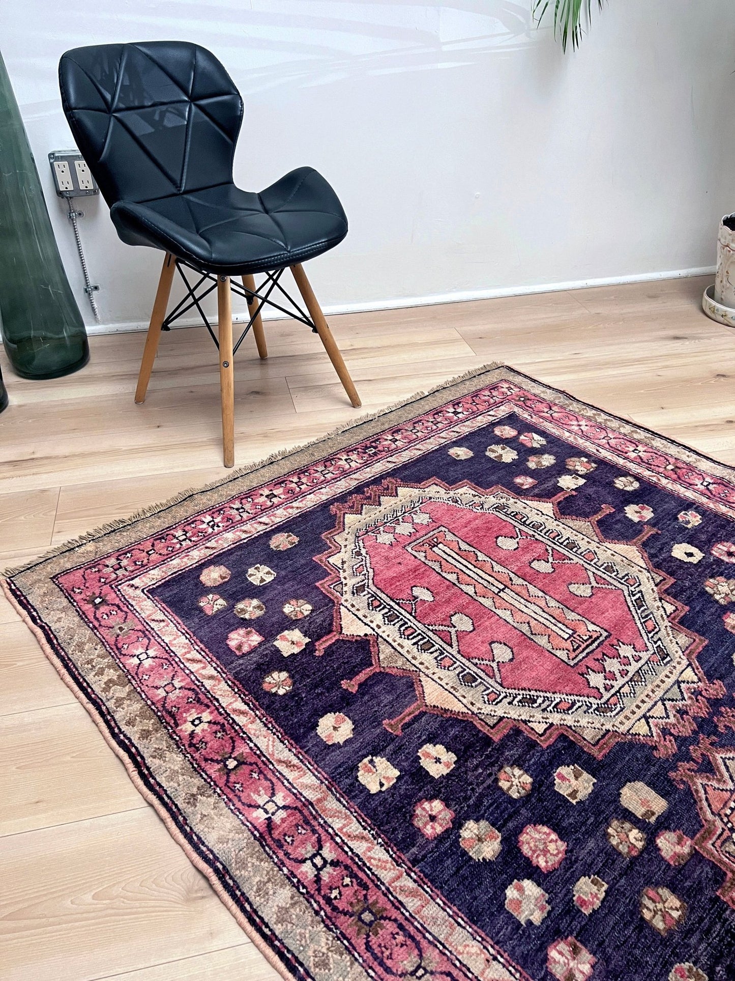 Derbend caucasian vintage rug. Oriental Rug shop San Francisco Bay Area. Vintage rug store around me. Buy handmade rug online