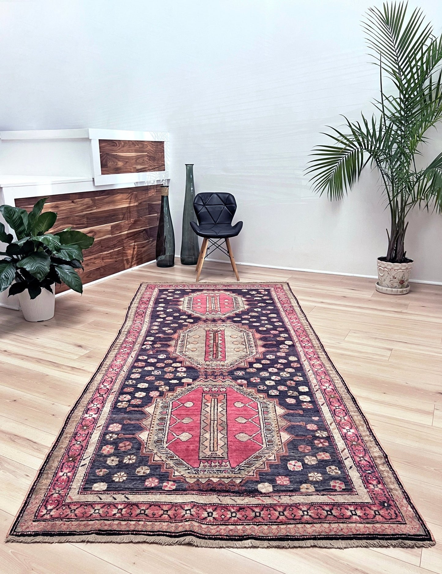 Derbend caucasian vintage rug. Oriental Rug shop San Francisco Bay Area. Vintage rug store around me. Buy handmade rug online