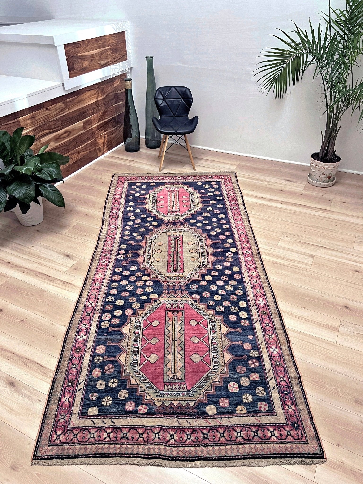 Derbend caucasian vintage rug. Oriental Rug shop San Francisco Bay Area. Vintage rug store around me. Buy handmade rug online