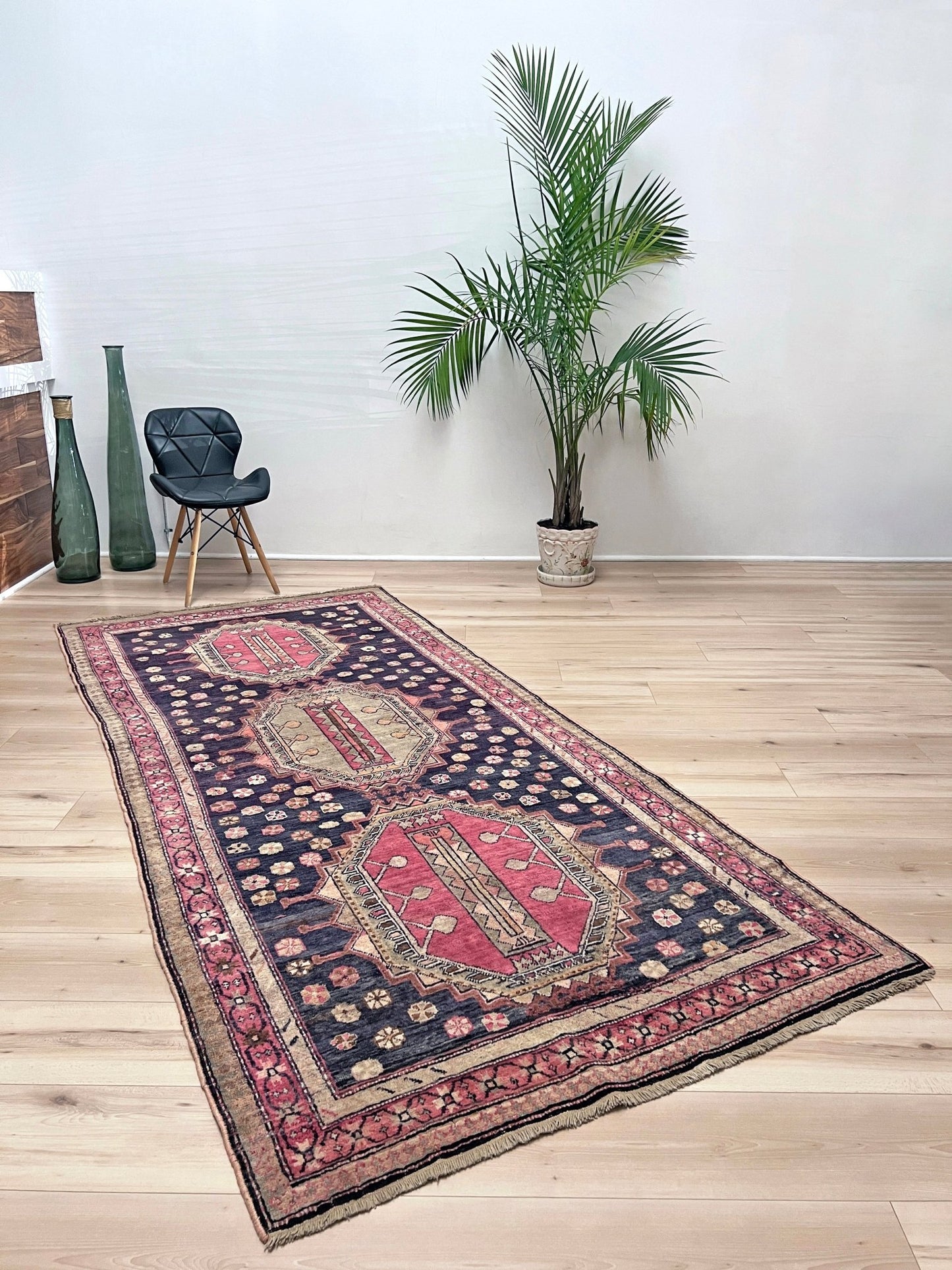 Derbend caucasian vintage rug. Oriental Rug shop San Francisco Bay Area. Vintage rug store around me. Buy handmade rug online