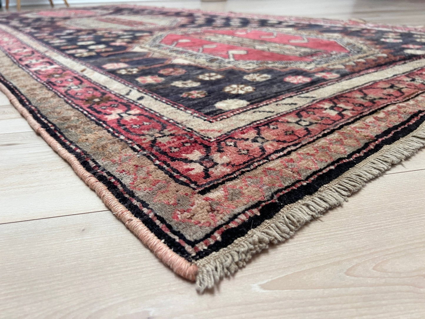 Derbend caucasian vintage rug. Oriental Rug shop San Francisco Bay Area. Vintage rug store around me. Buy handmade rug online