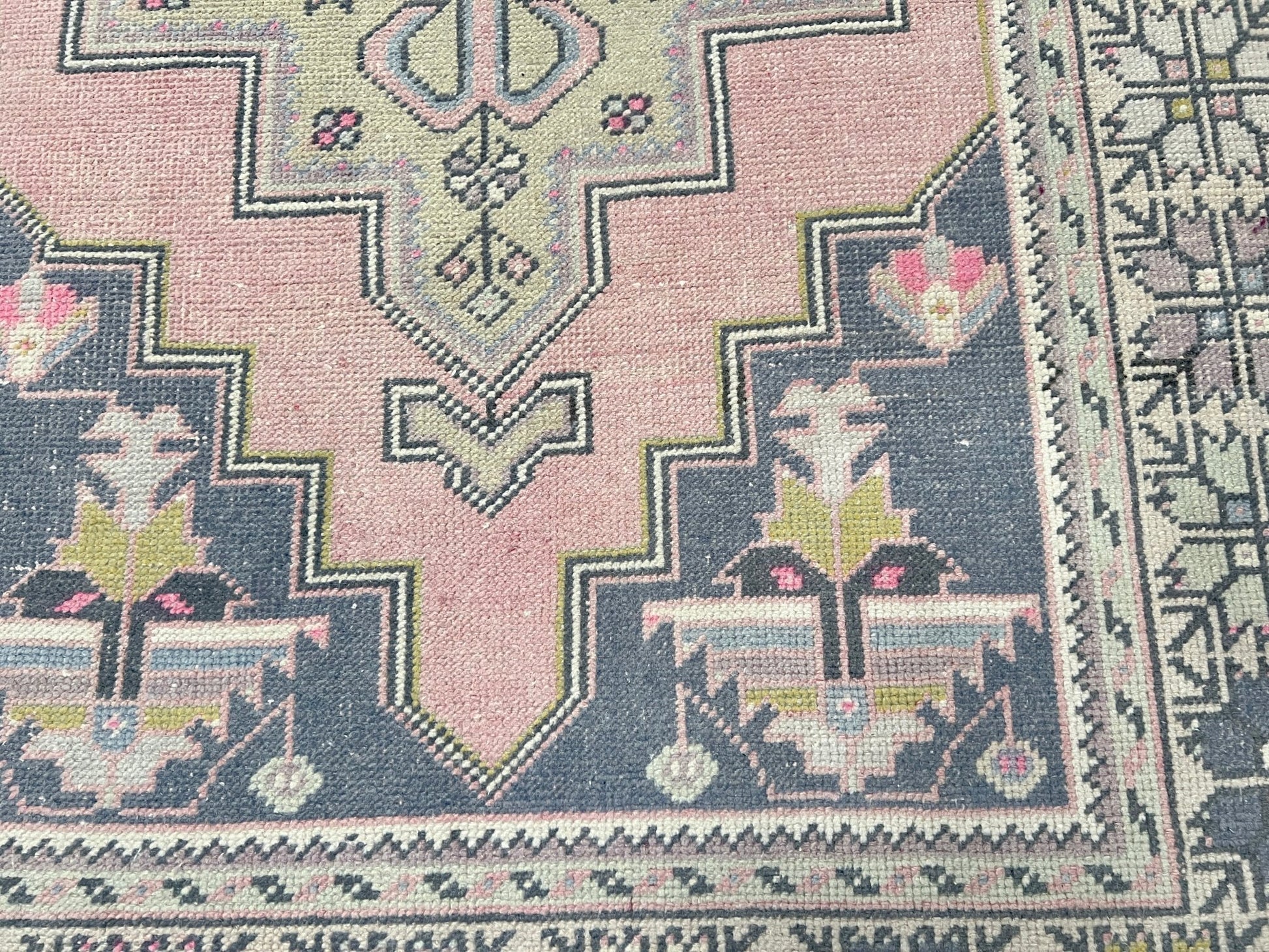 Vİntage turkish rug shop san francisco bay area. Pink wide runner rug. Buy turkish rug shop online. Free shipping USA Canada.