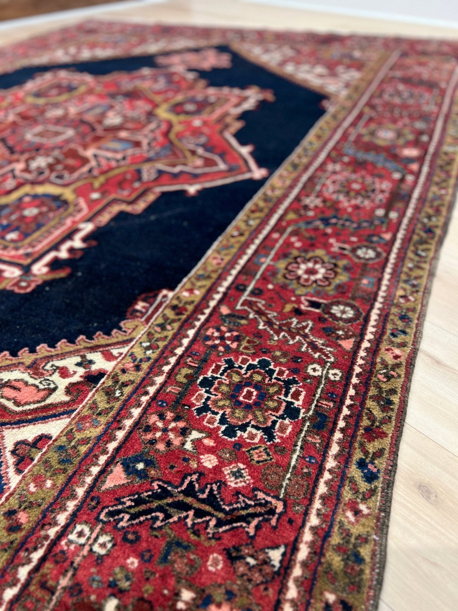 Large heriz vintage persian rug. oriental rug shop san francisco bay area. Buy persian rug online free shipping to US Canada.