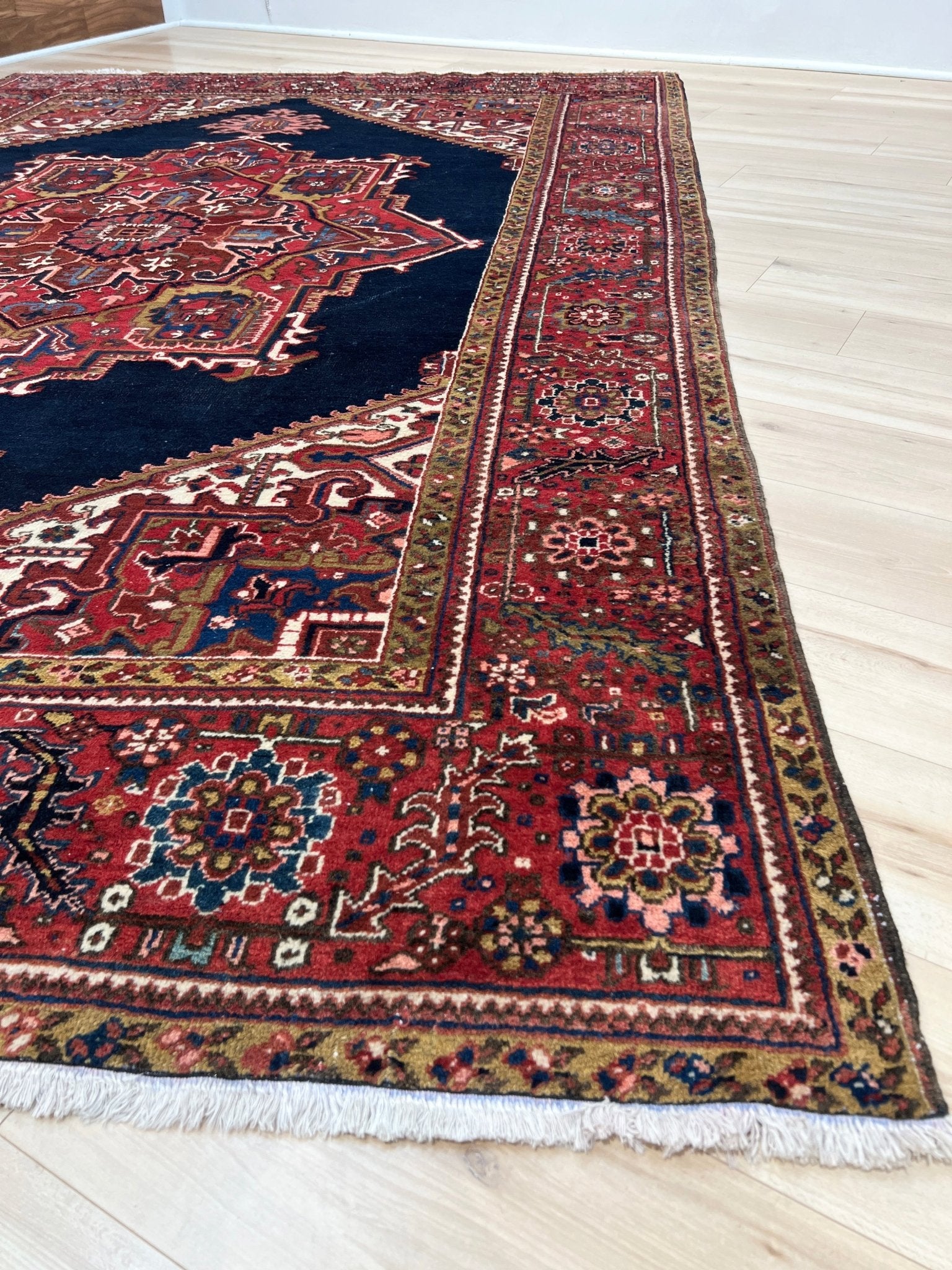 Large heriz vintage persian rug. oriental rug shop san francisco bay area. Buy persian rug online free shipping to US Canada.