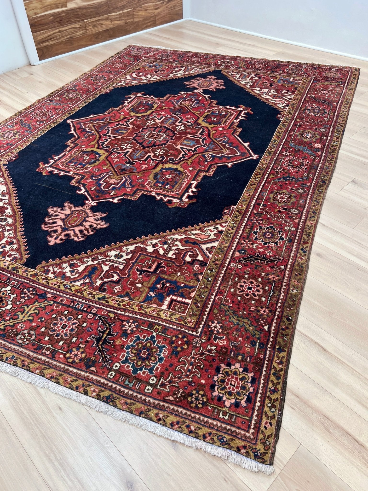 Large heriz vintage persian rug. oriental rug shop san francisco bay area. Buy persian rug online free shipping to US Canada.