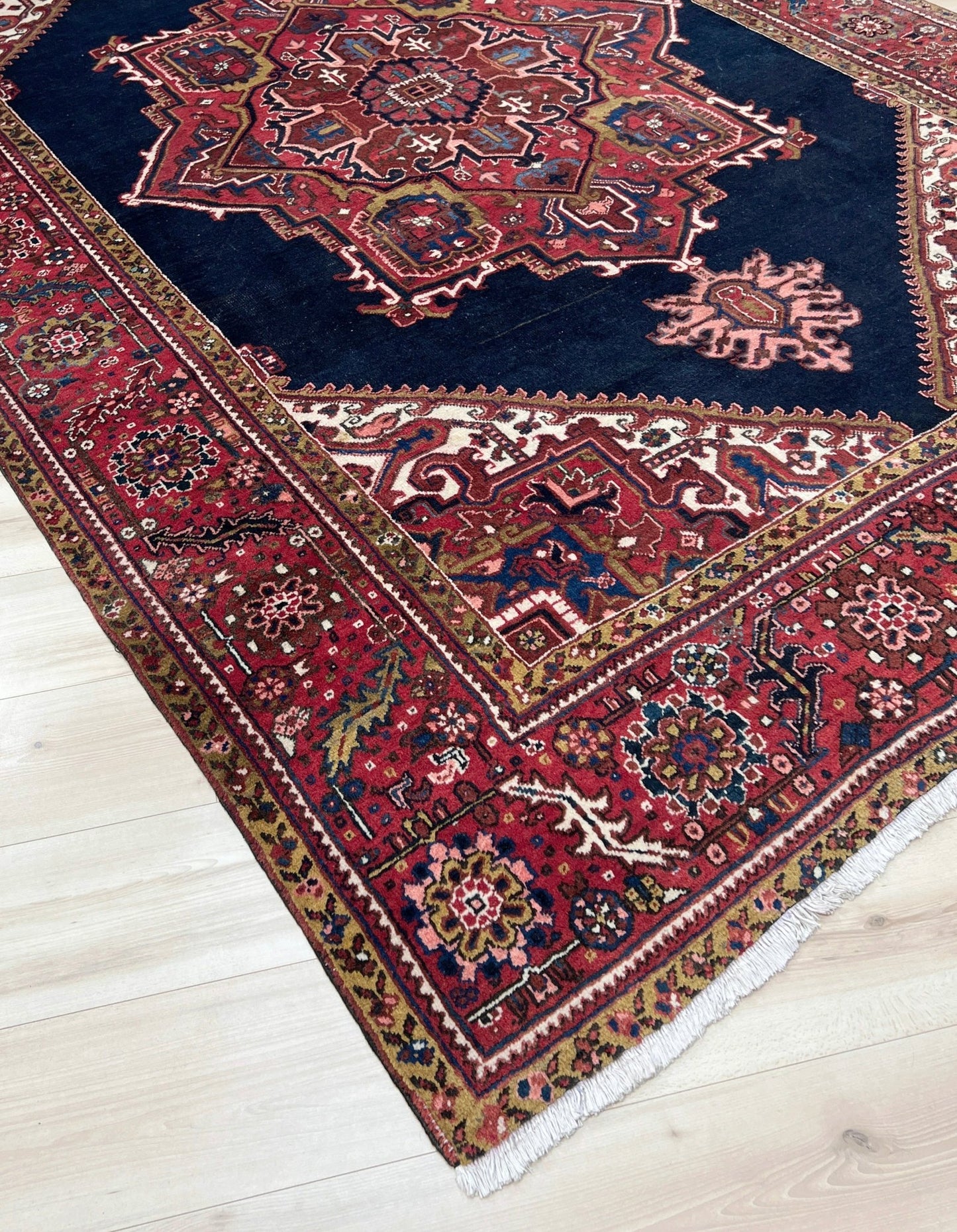 Large heriz vintage persian rug. oriental rug shop san francisco bay area. Buy persian rug online free shipping to US Canada.