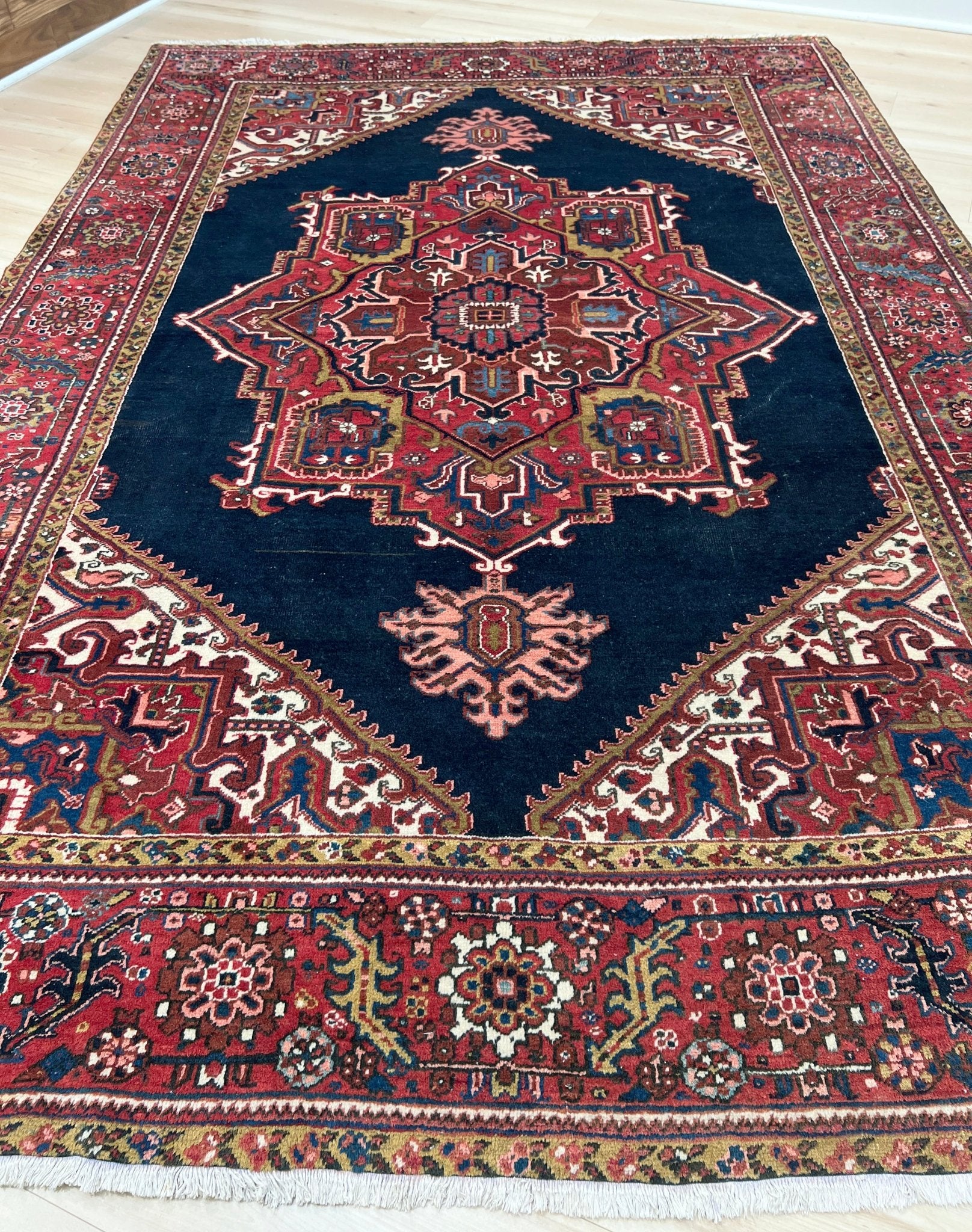 Large heriz vintage persian rug. oriental rug shop san francisco bay area. Buy persian rug online free shipping to US Canada.