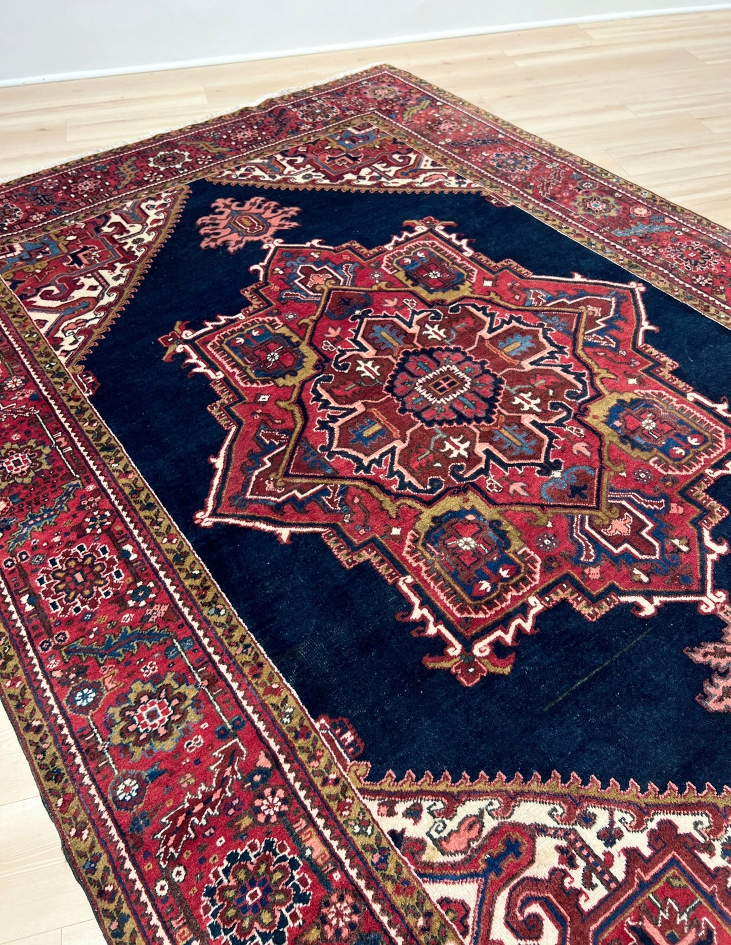 Large heriz vintage persian rug. oriental rug shop san francisco bay area. Buy persian rug online free shipping to US Canada.
