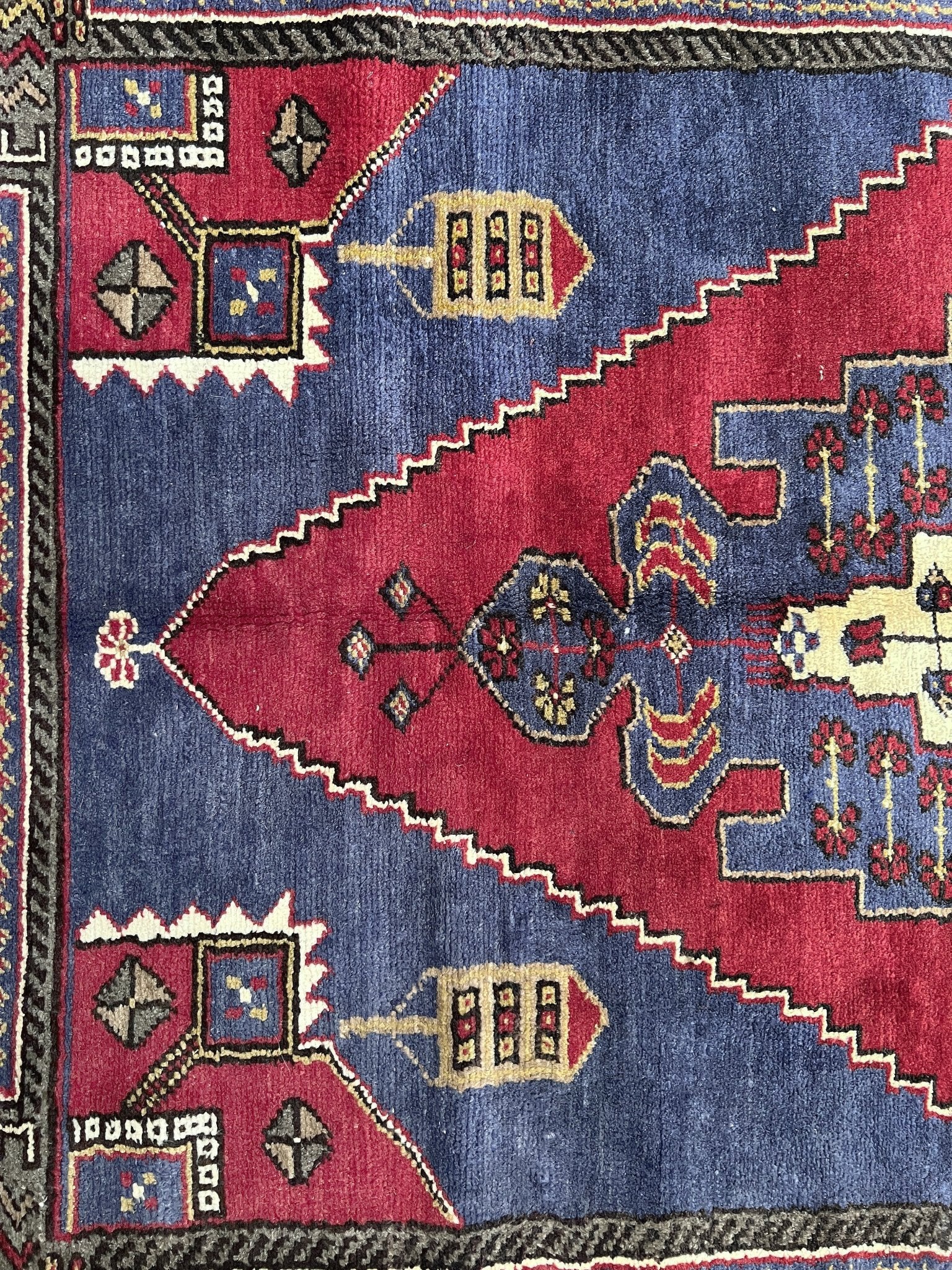 taspinar turkish rug. Vintage rug shop san francisco bay area. Buy oriental rug online free shipping USA and Canada.