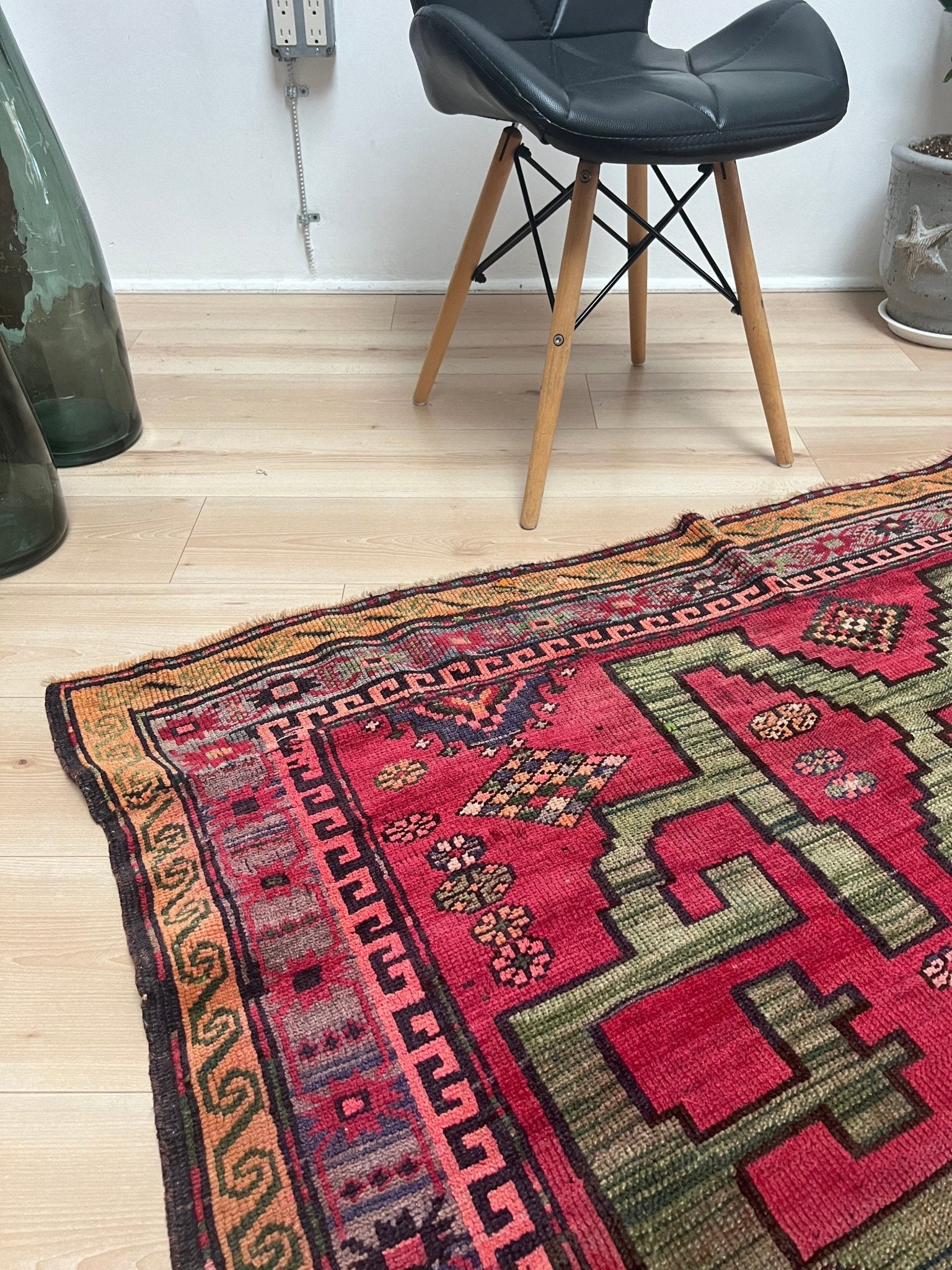 Vintage caucasian handmade rug. 5x7 scatter wool rug Oriental rug shop san francisco bay area. Buy vintage rug online