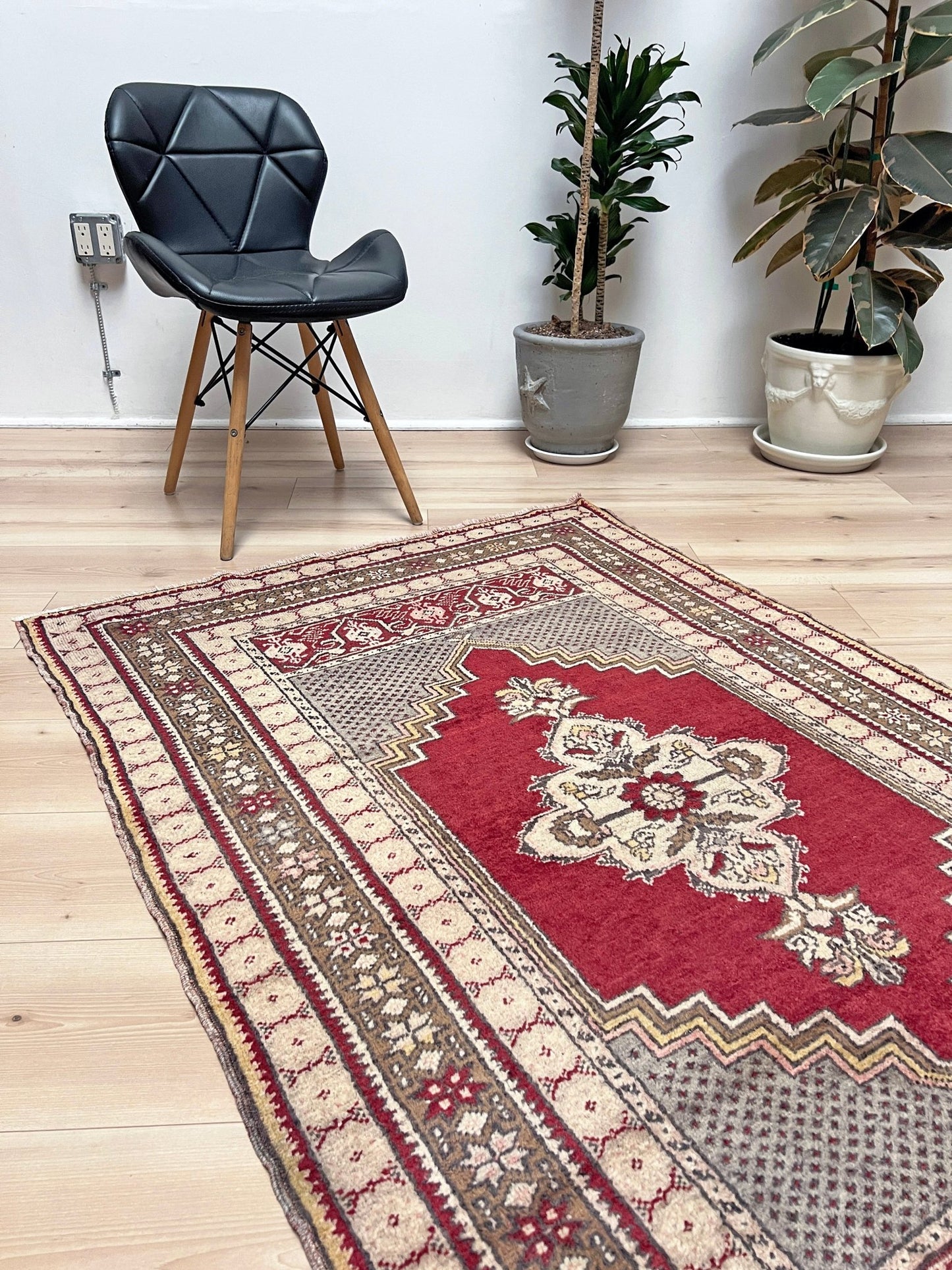 Kirsehir handmade wool vintage turkish rug shop san francisco bay area. Buy handmade rug online free shipping USA Canada.