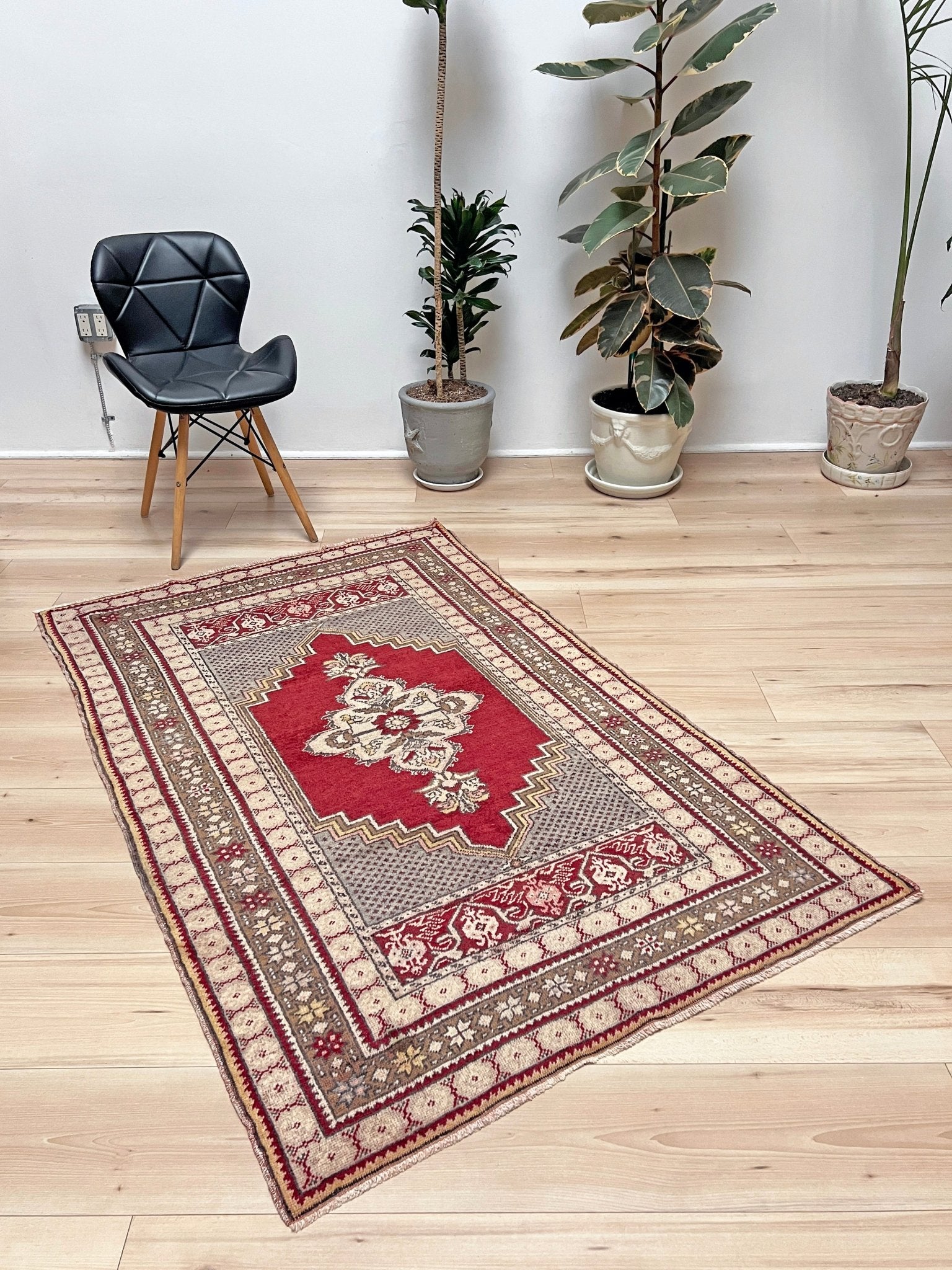 Kirsehir handmade wool vintage turkish rug shop san francisco bay area. Buy handmade rug online free shipping USA Canada.