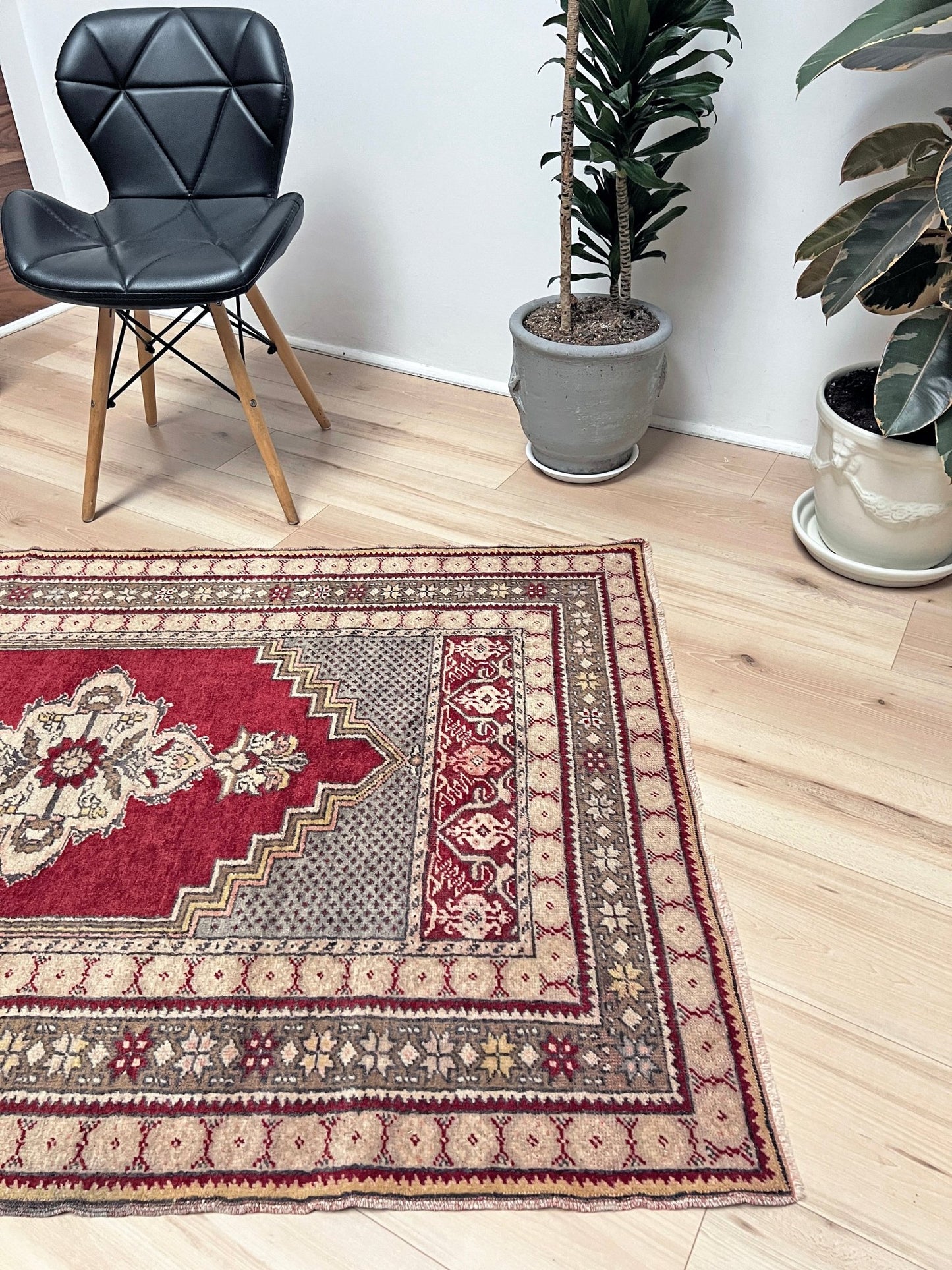 Kirsehir handmade wool vintage turkish rug shop san francisco bay area. Buy handmade rug online free shipping USA Canada.