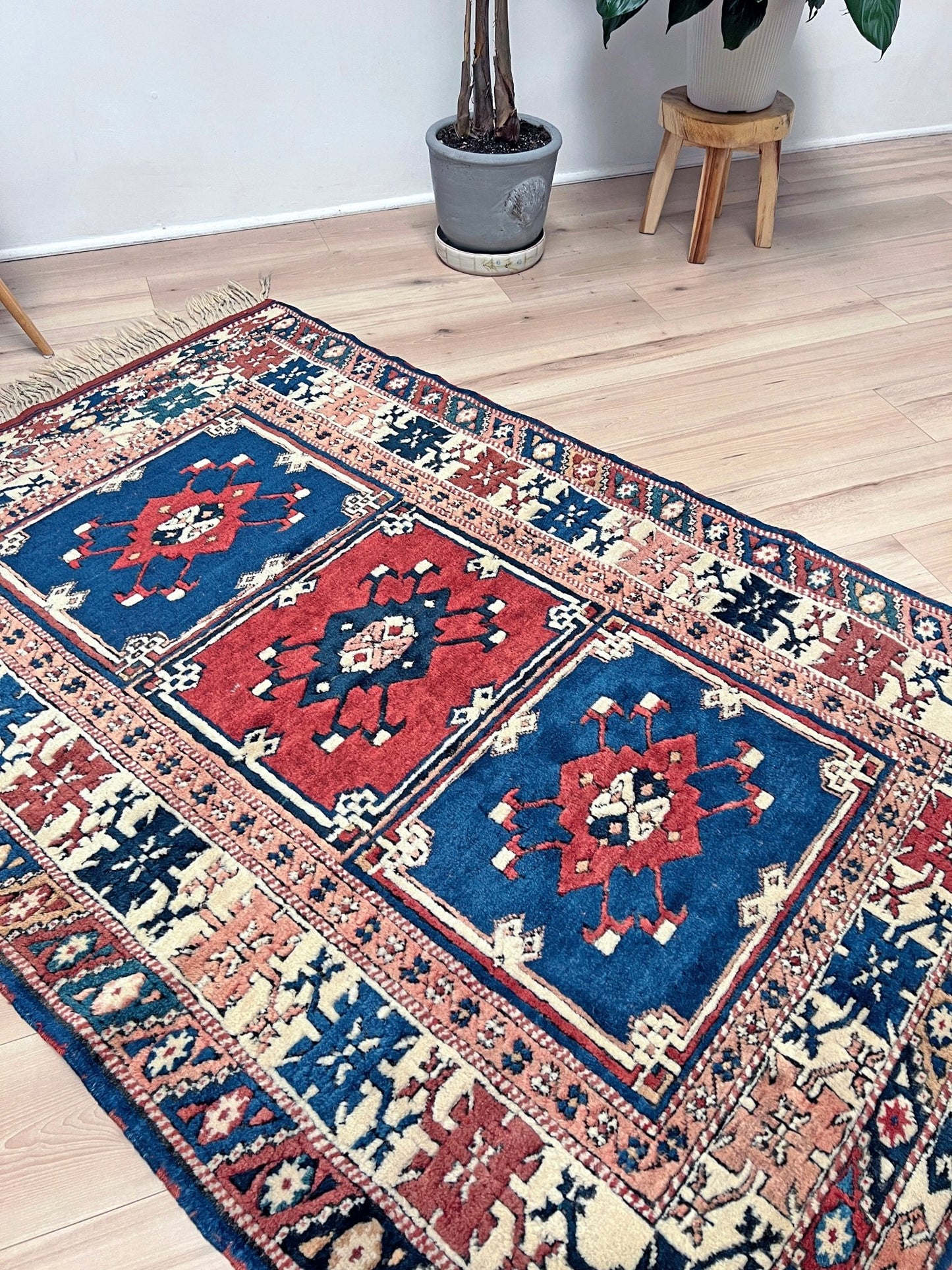 Yuntdag vintage turkish rug. 4x6 wool rug Soft handmade rug. Turkish rug shop san francisco bay area. Buy oriental rug online